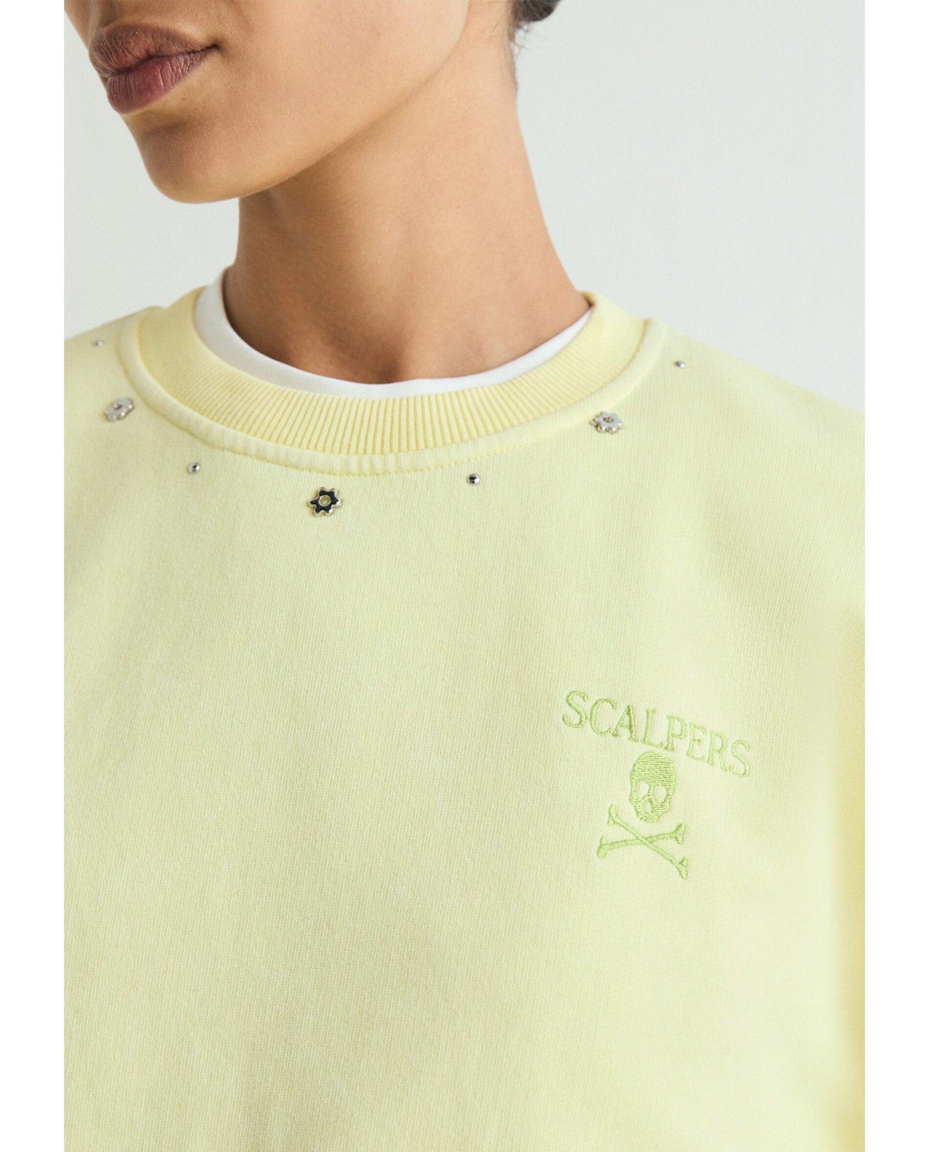 Sweatshirt com Caveira Posterior e Tachas Amarelo-limão-4