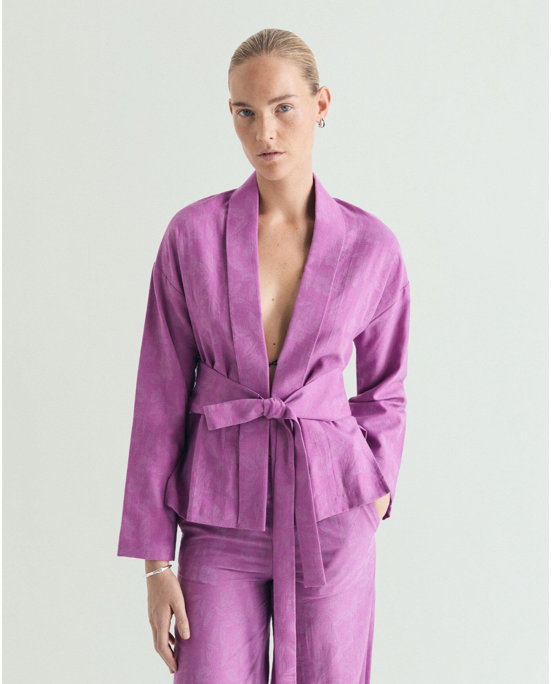 Imagem 0 de Blazer em Tecido Jacquard com Cinto Ajustável