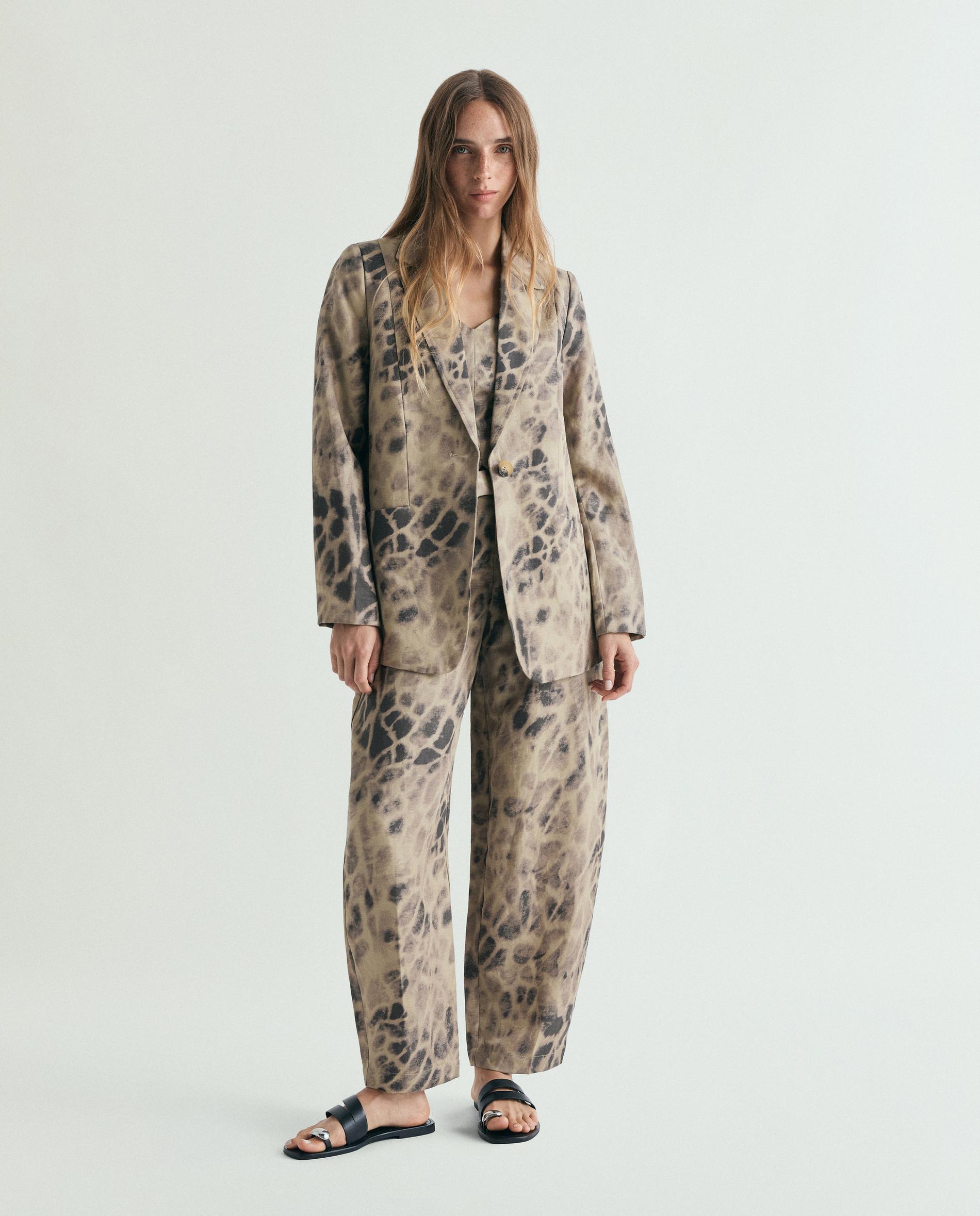 Blazer Animal Print com Fecho de Botão Caqui-4
