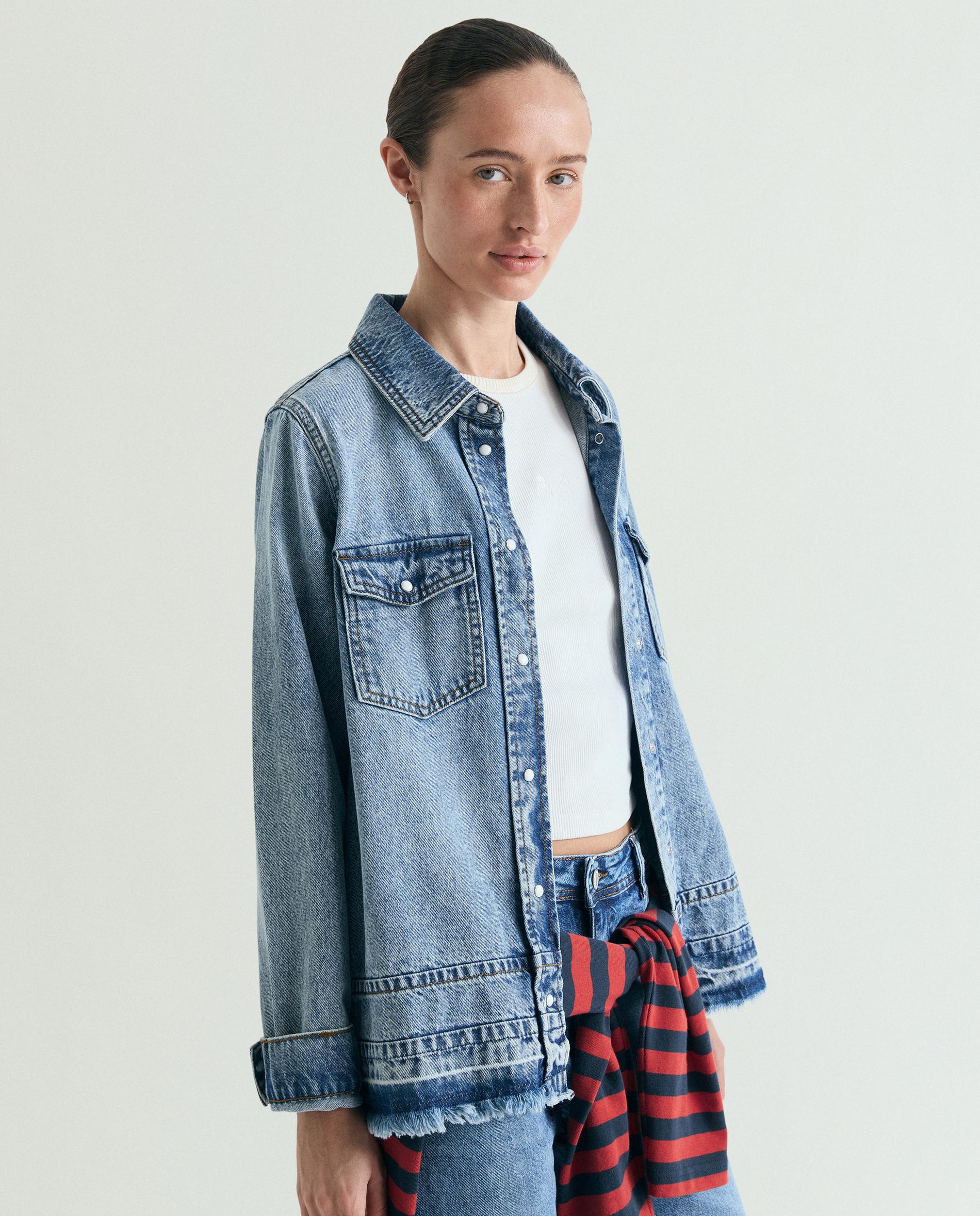 Imagem 0 de Camisa Denim com Bolsos e Bainha Desfiada