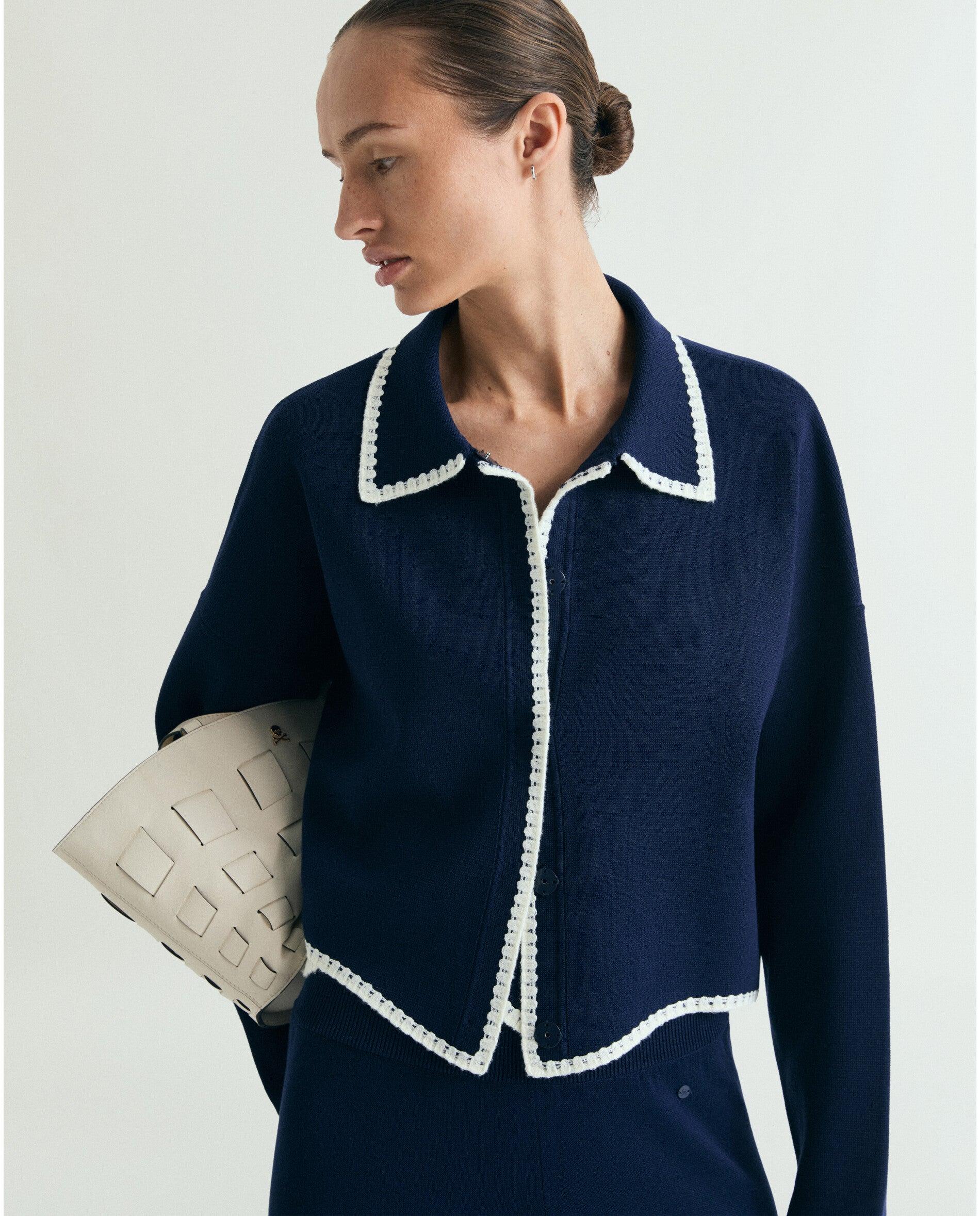 Imagem 0 de Cárdigan com Gola Tipo Camisa e Debrum em Contraste