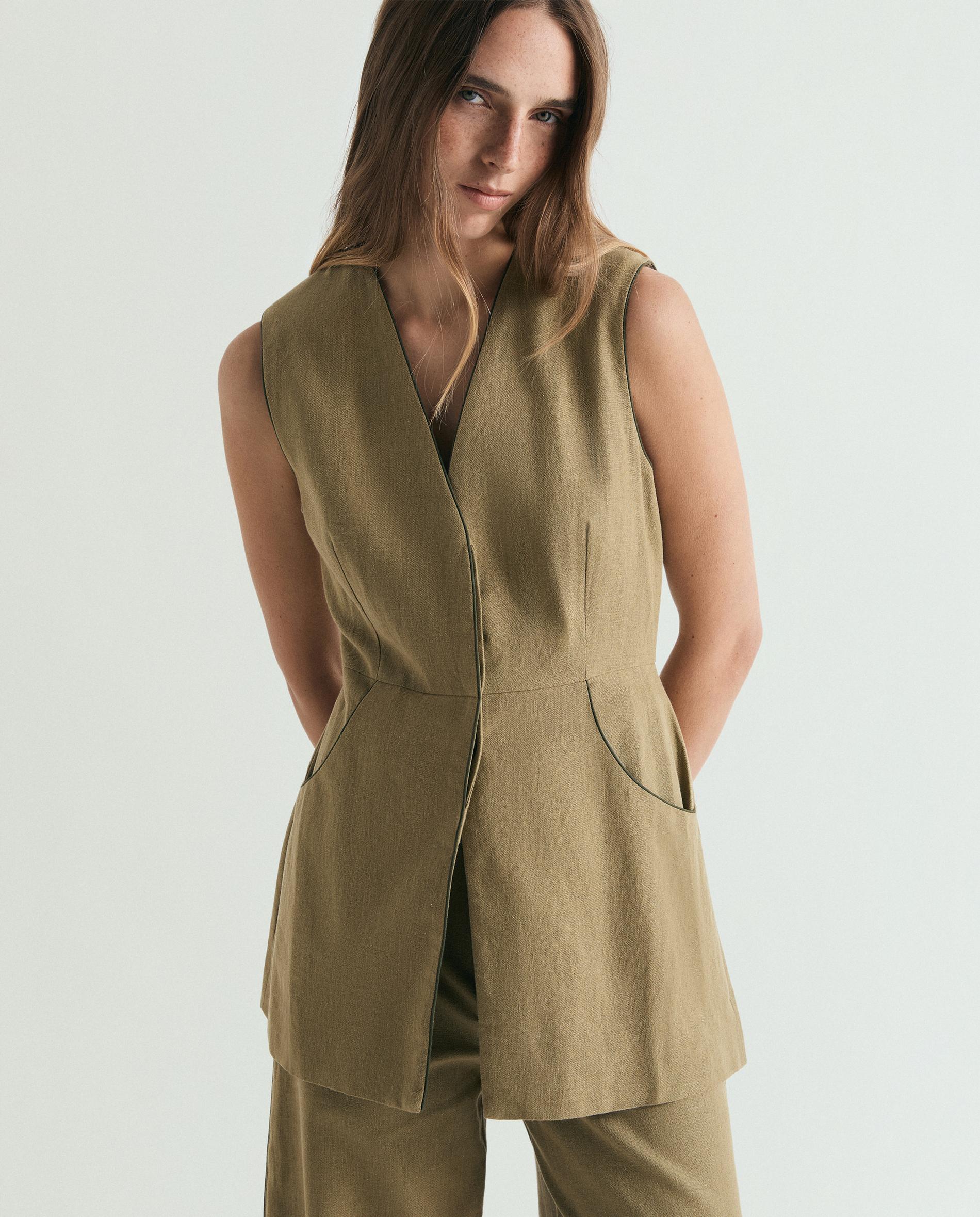 Colete Slim Fit com Decote em V Caqui-1