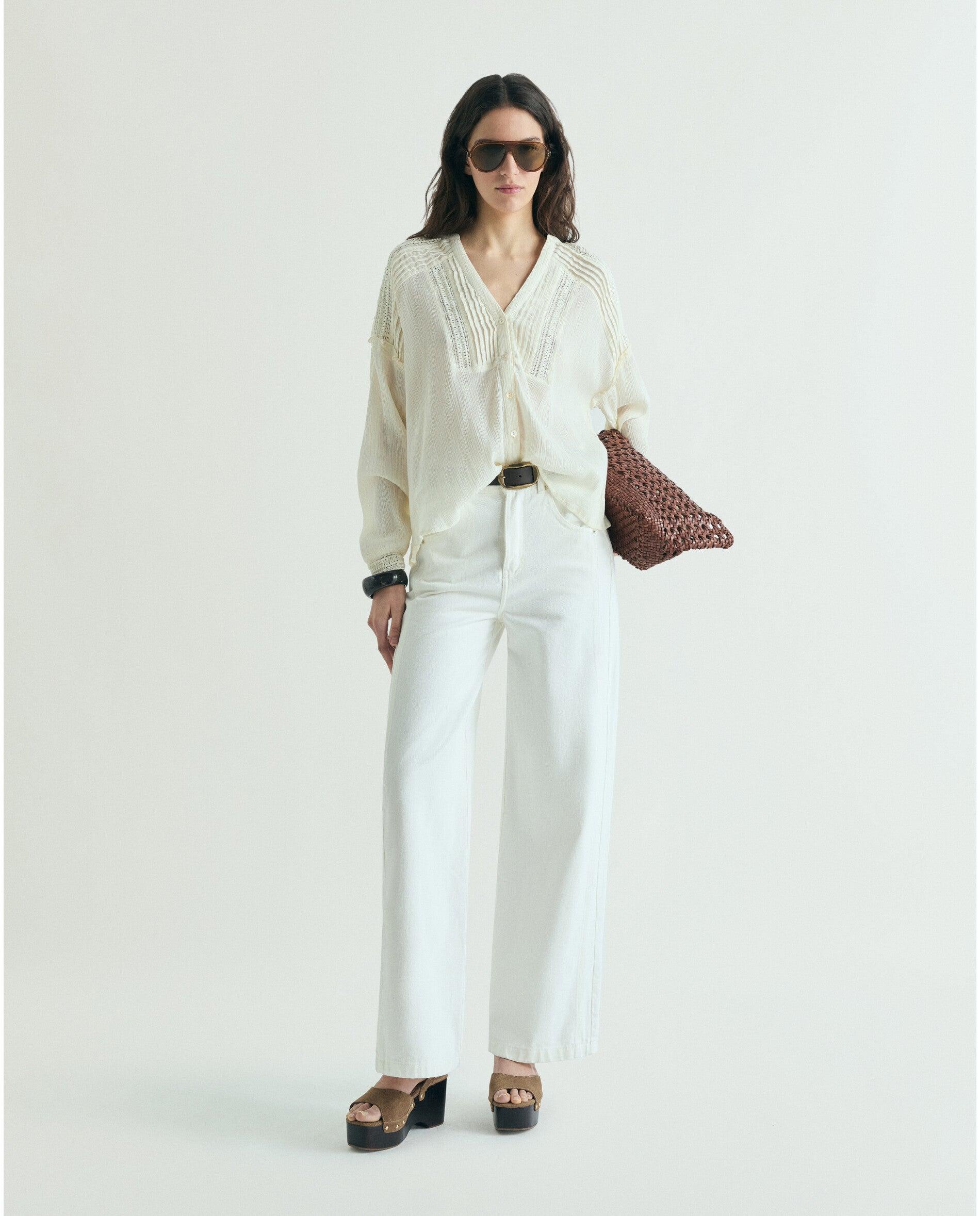 Imagem 0 de Jeans com Corte a Direito de Cintura Subida com Presilhas na Cintura