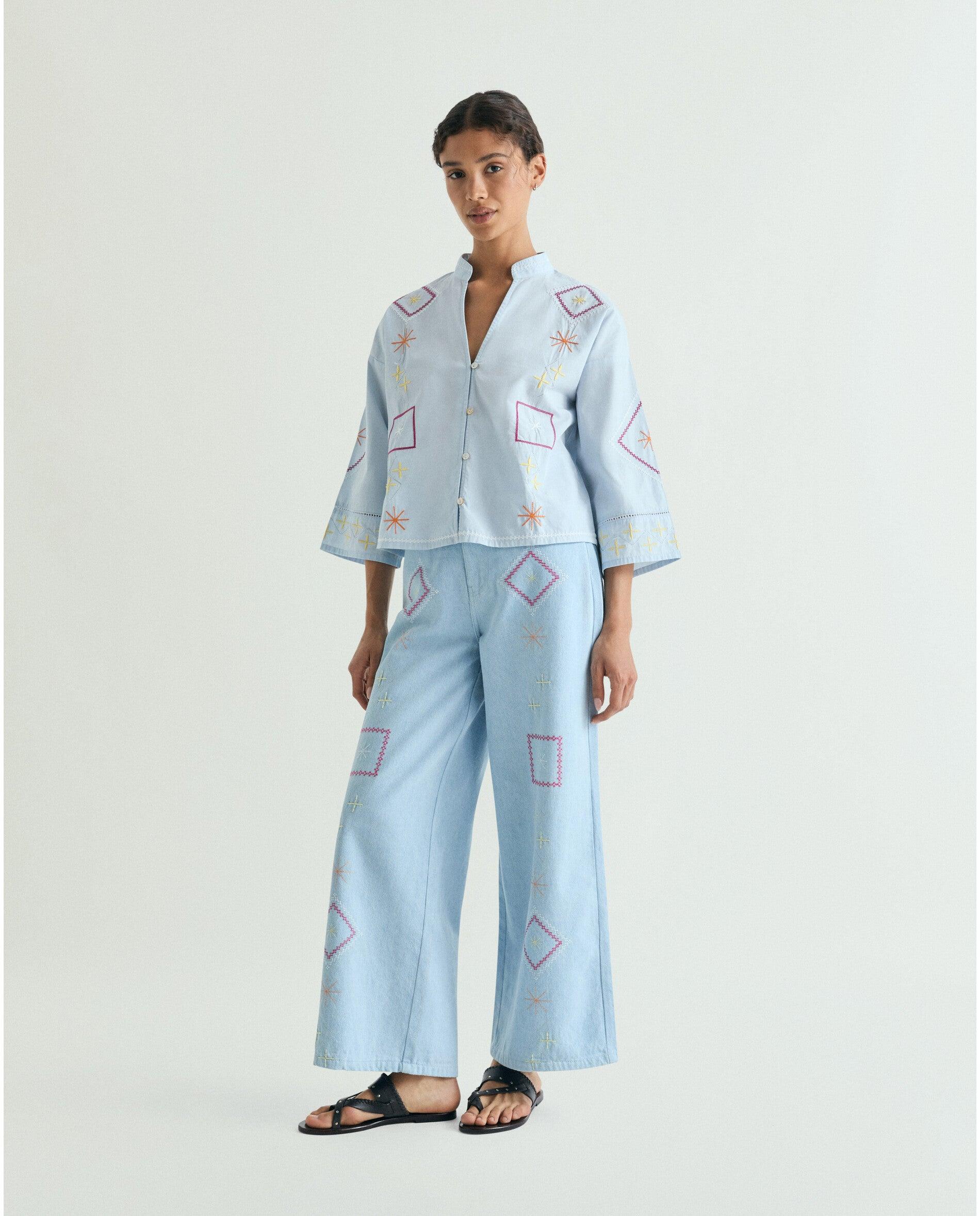 Imagem 0 de Jeans Largos com Detalhes Bordados