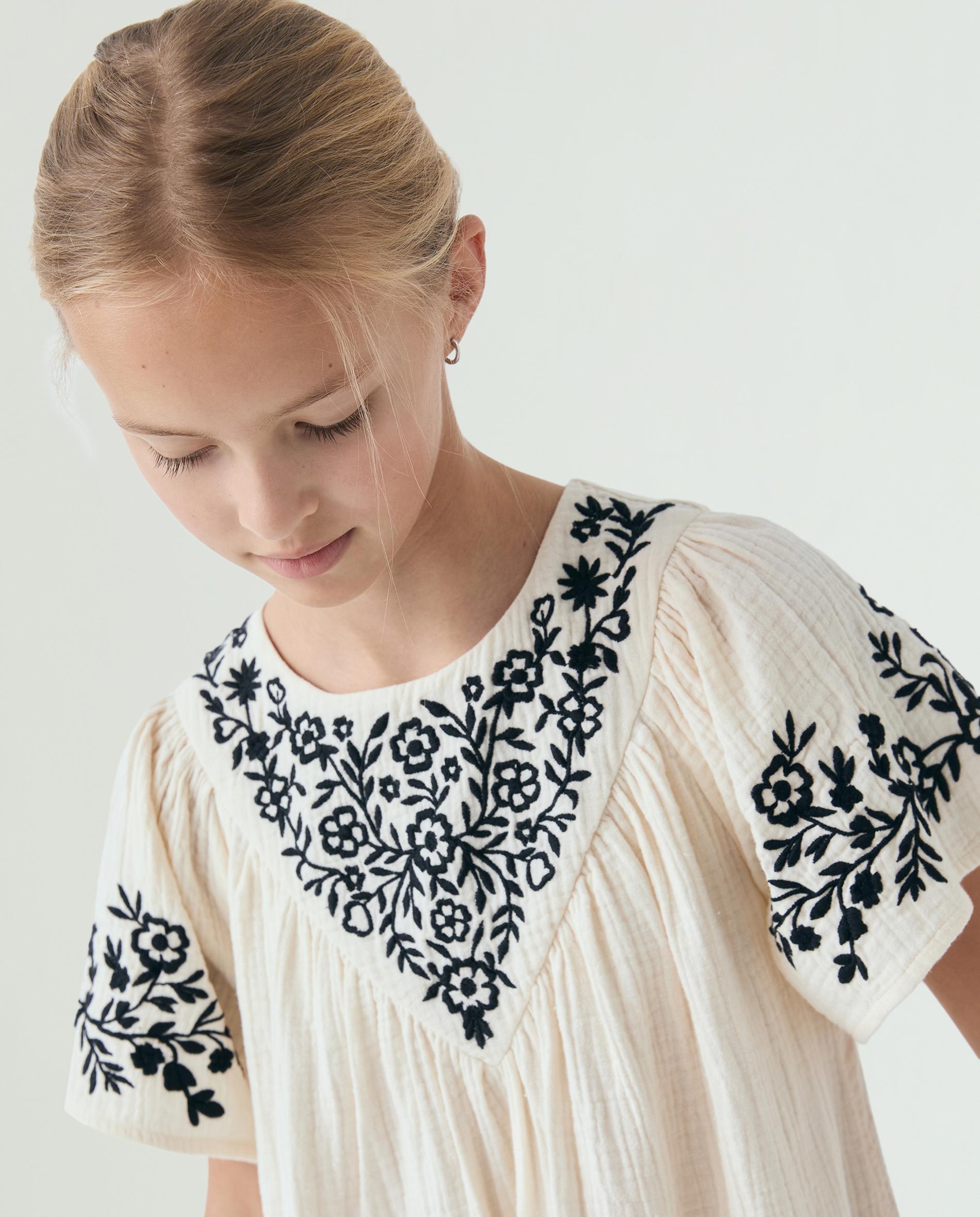 Vestido Infantil de Manga Curta com Bordado Floral Scalpers Branco-4