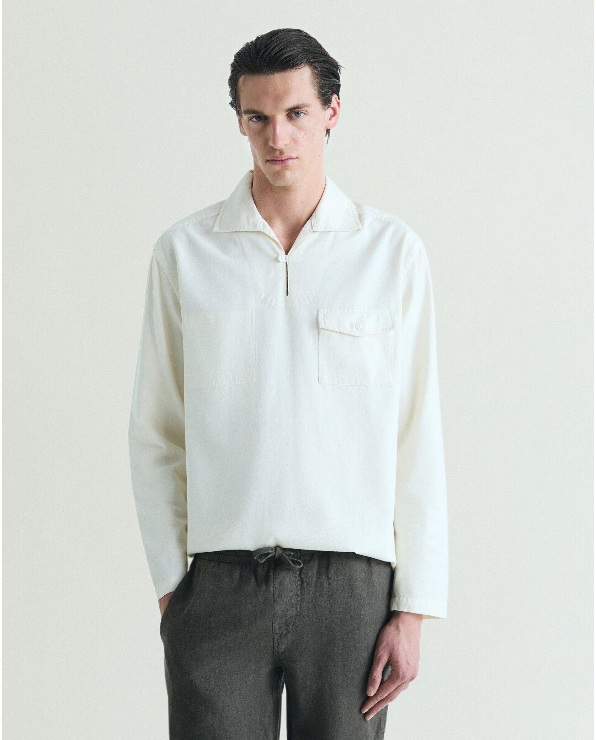 Camisa Regular Fit Tipo Polera com Bolso Marfim-1