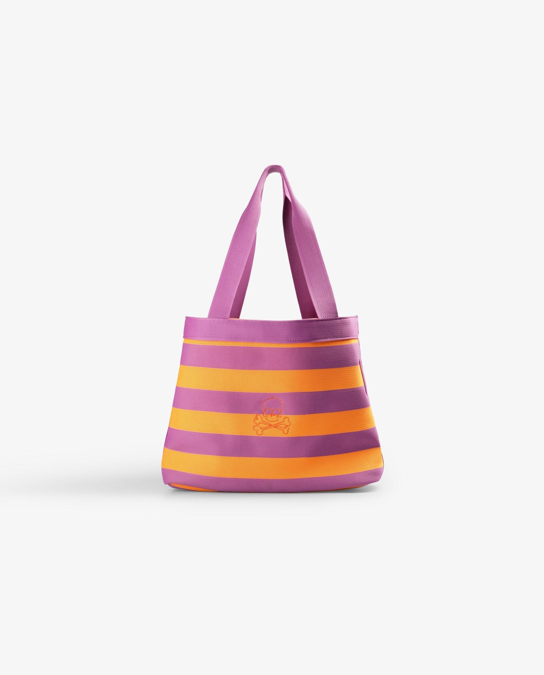 Imagem 0 de Mala Infantil Tipo Tote Tecido Às Riscas em Contraste. Design Compacto com Dupla Alça Comprida para Levar Ao Ombro. Detalhe de Logo Bordado na Parte Frontal.