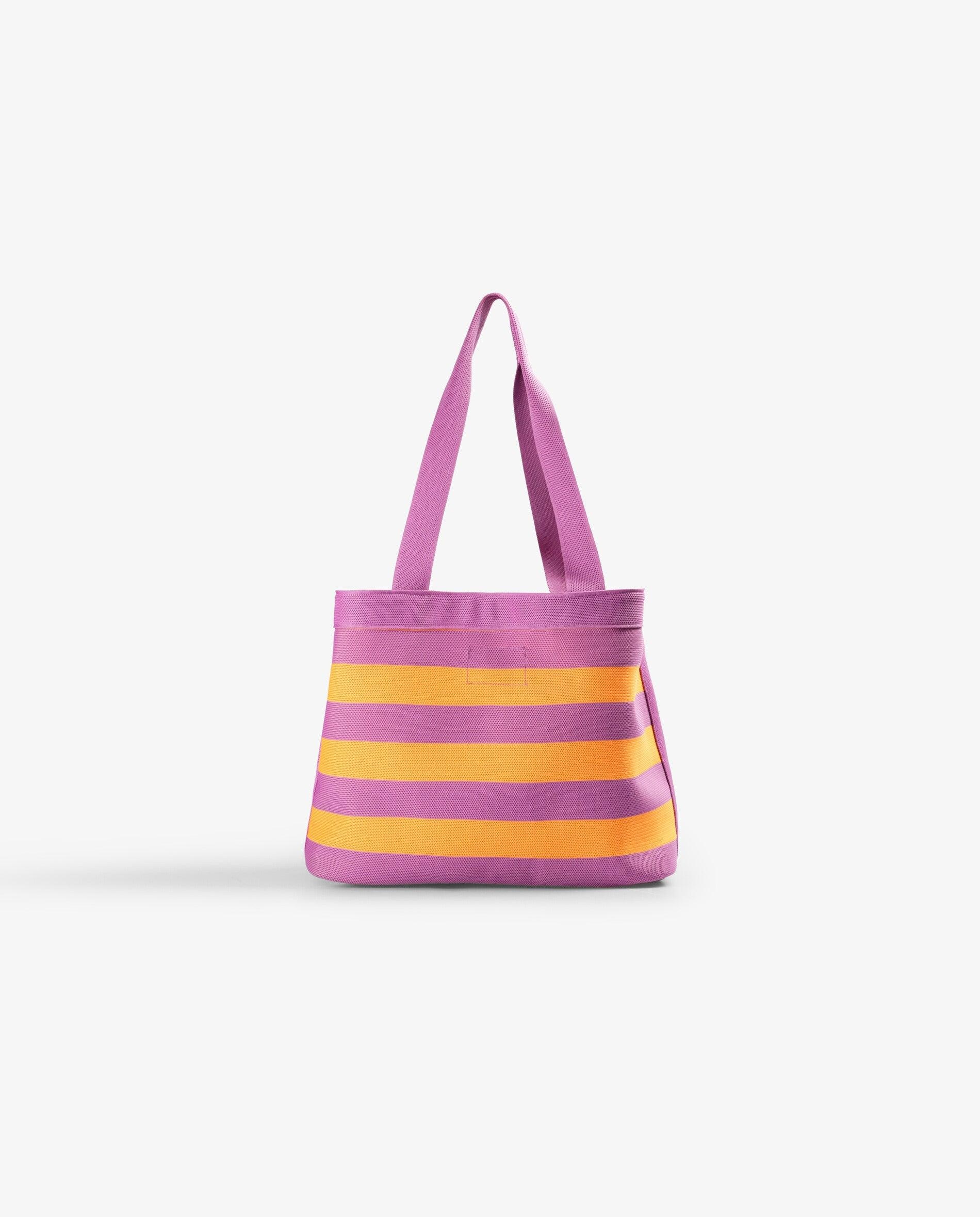 Mala Infantil Tipo Tote Tecido Às Riscas em Contraste. Design Compacto com Dupla Alça Comprida para Levar Ao Ombro. Detalhe de Logo Bordado na Parte Frontal Scalpers Roxo-pastel-2
