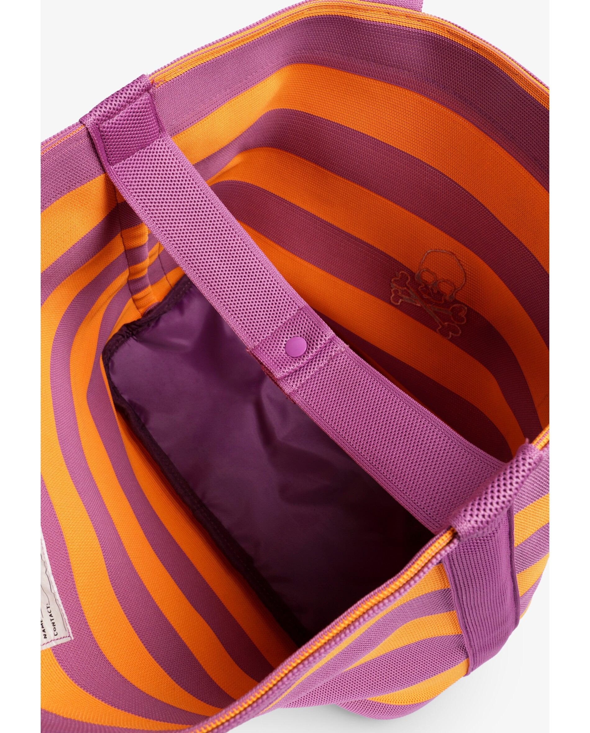 Mala Infantil Tipo Tote Tecido Às Riscas em Contraste. Design Compacto com Dupla Alça Comprida para Levar Ao Ombro. Detalhe de Logo Bordado na Parte Frontal Scalpers Roxo-pastel-5