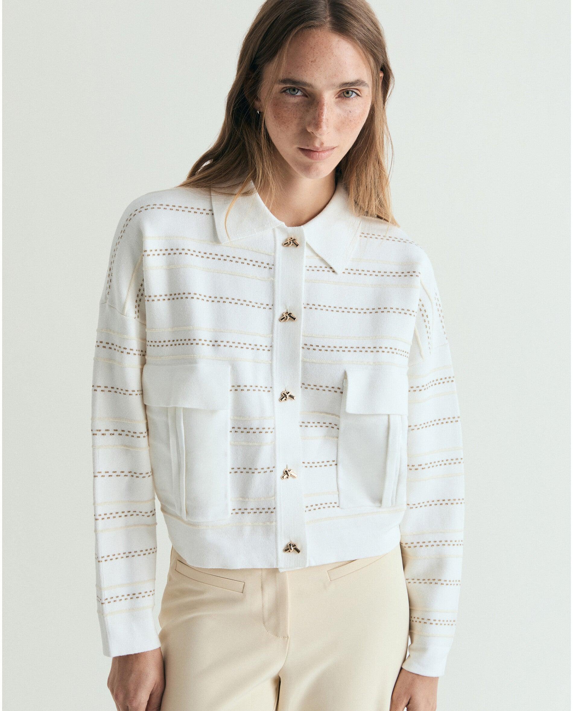 Imagem 0 de Cárdigan com Gola Tipo Camisa e Bolsos Patch