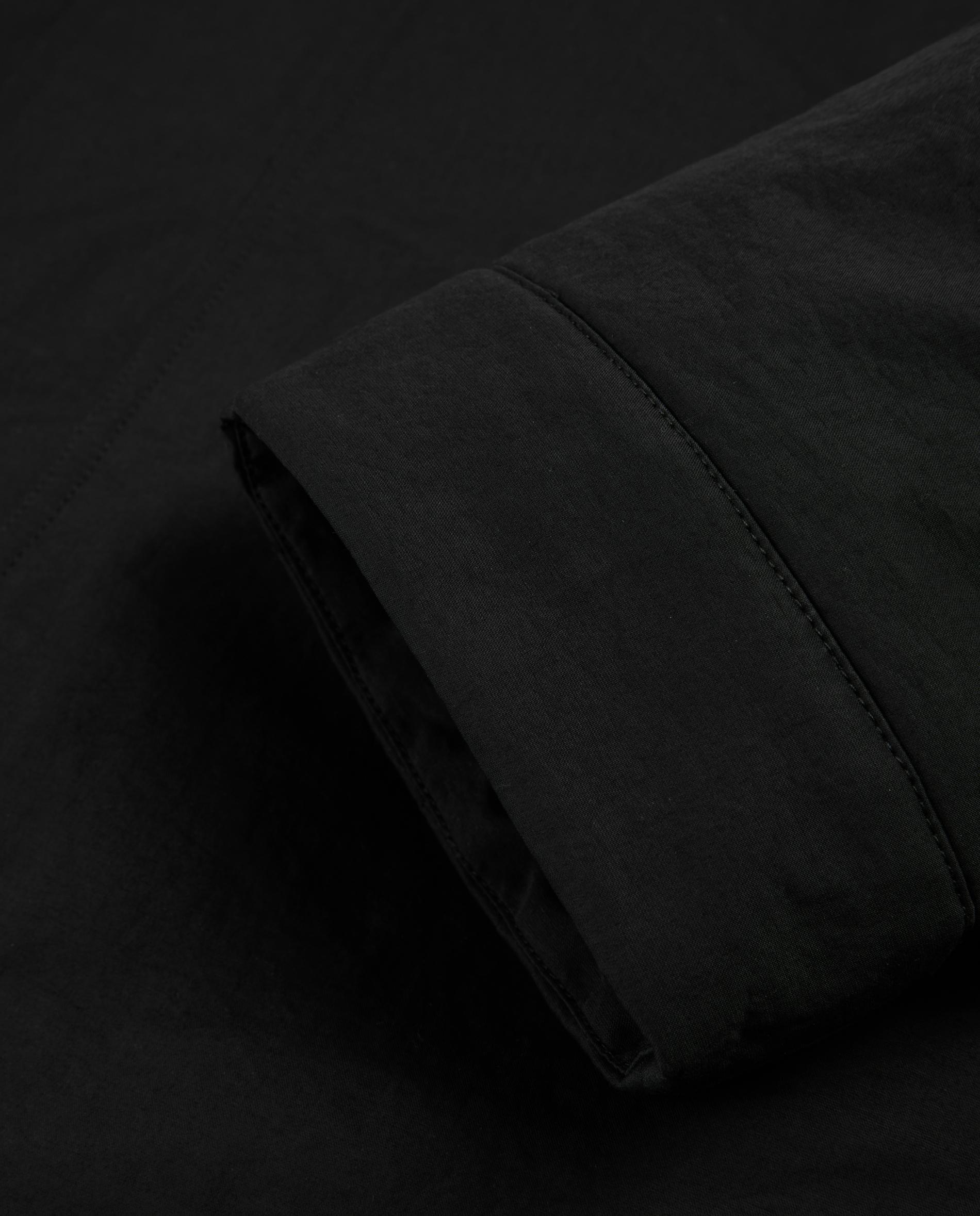 Gabardina com Gola Clássica e Letreiro Posterior Preto-5