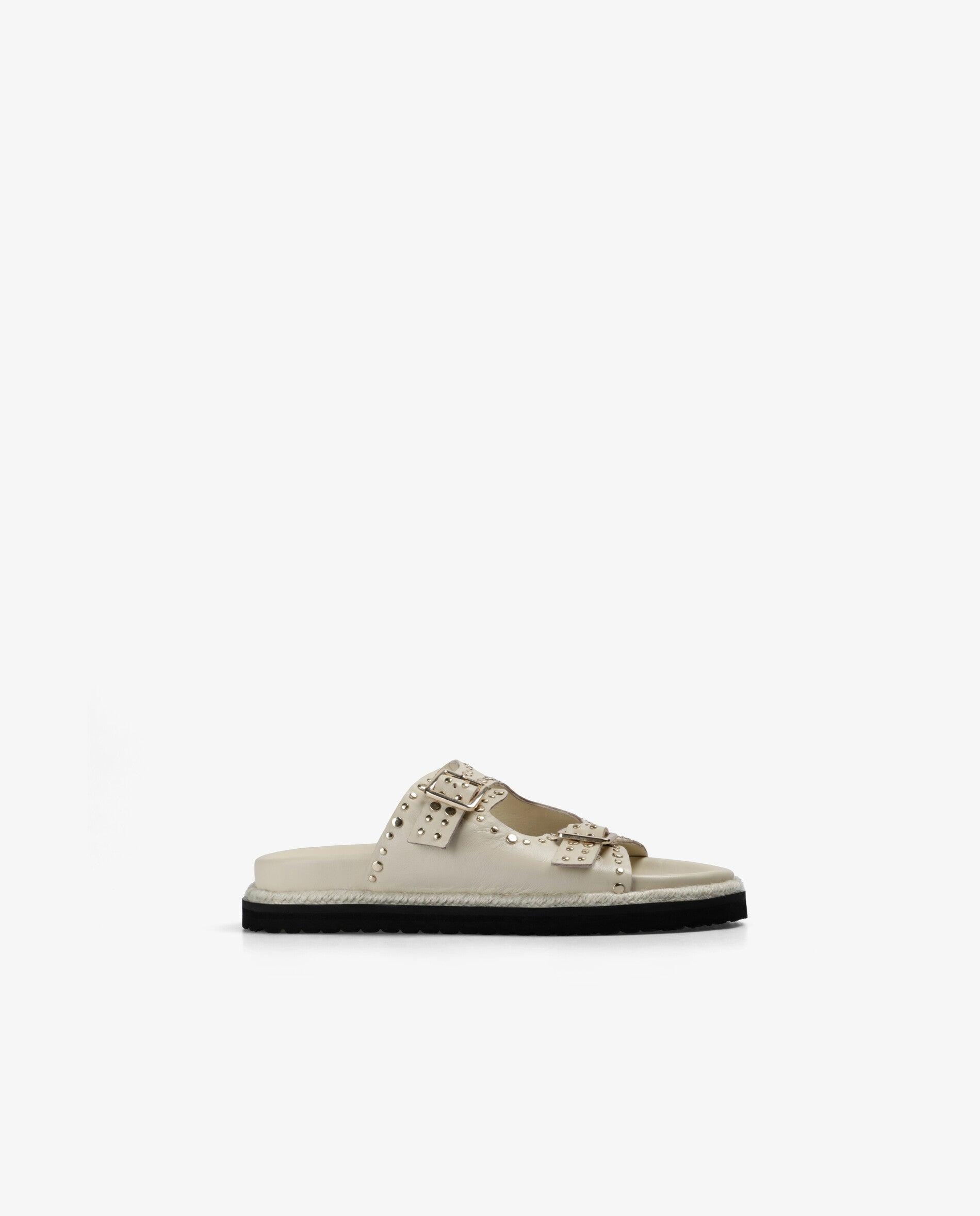 Imagem 0 de Sandálias Rasas de Pele com Fivela Dupla e Tachas