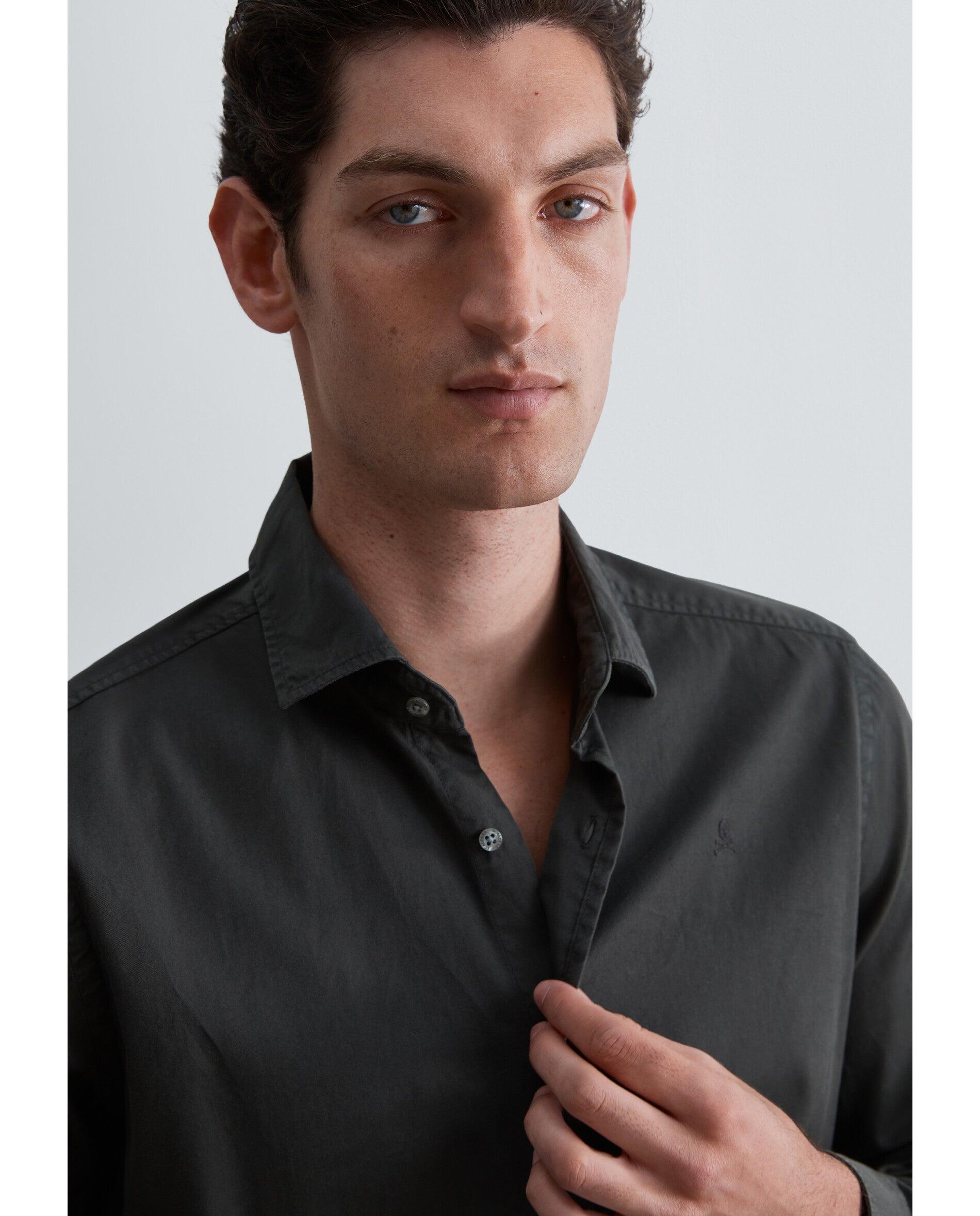 Camisa Regular Fit com Caveira Bordada Verde-escuro-5
