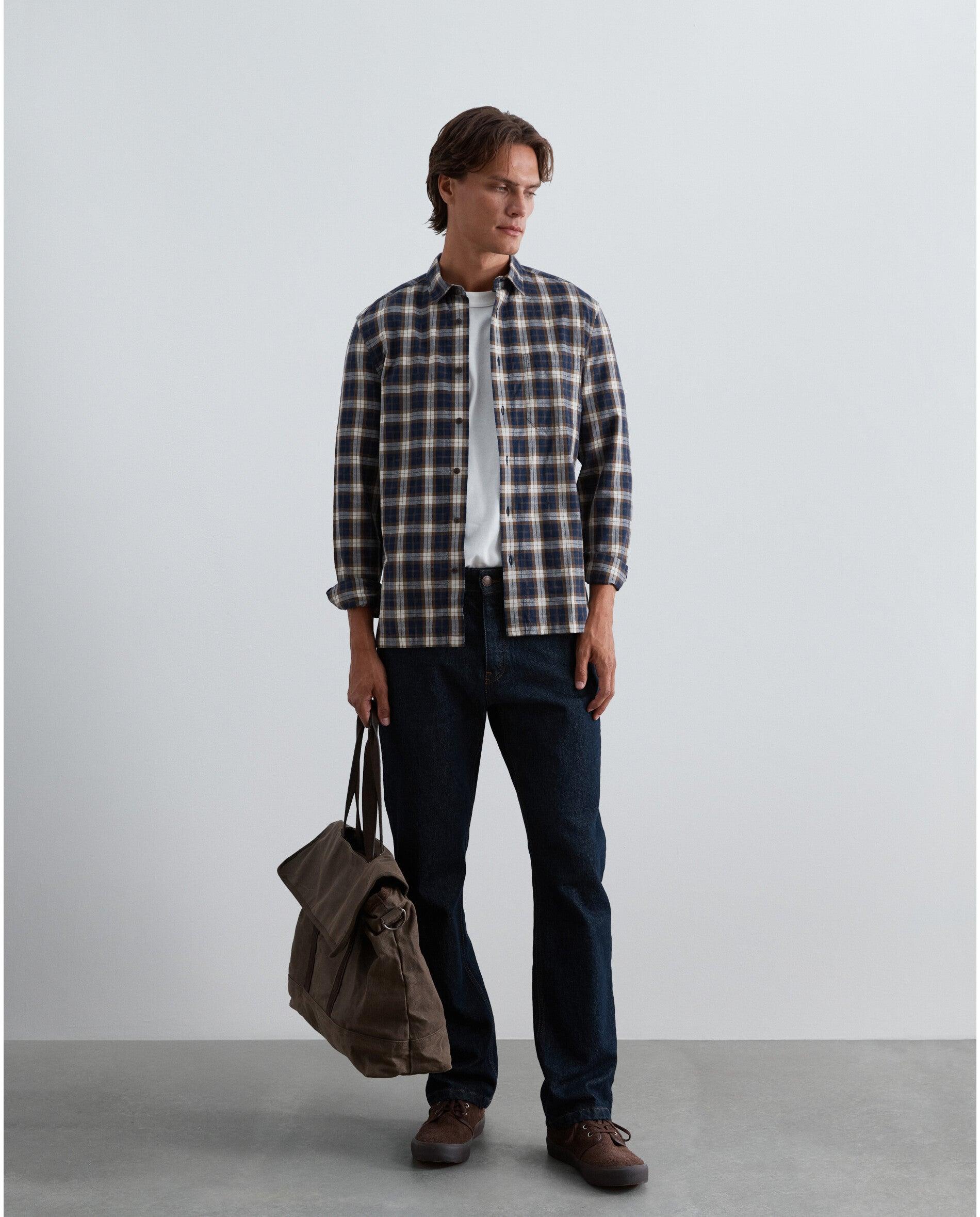 Camisa Aos Quadrados Regular Fit com Bolso no Peito Castanho-3