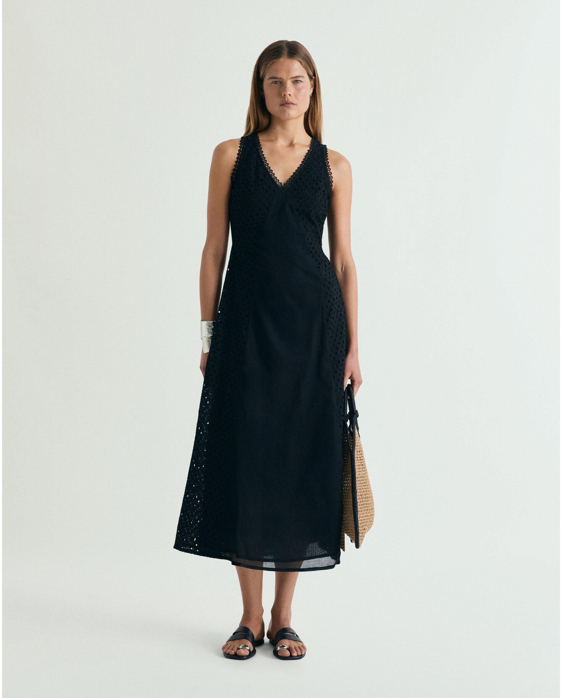 Imagem 0 de Vestido Midi com Terminações Perfuradas e Decote em V