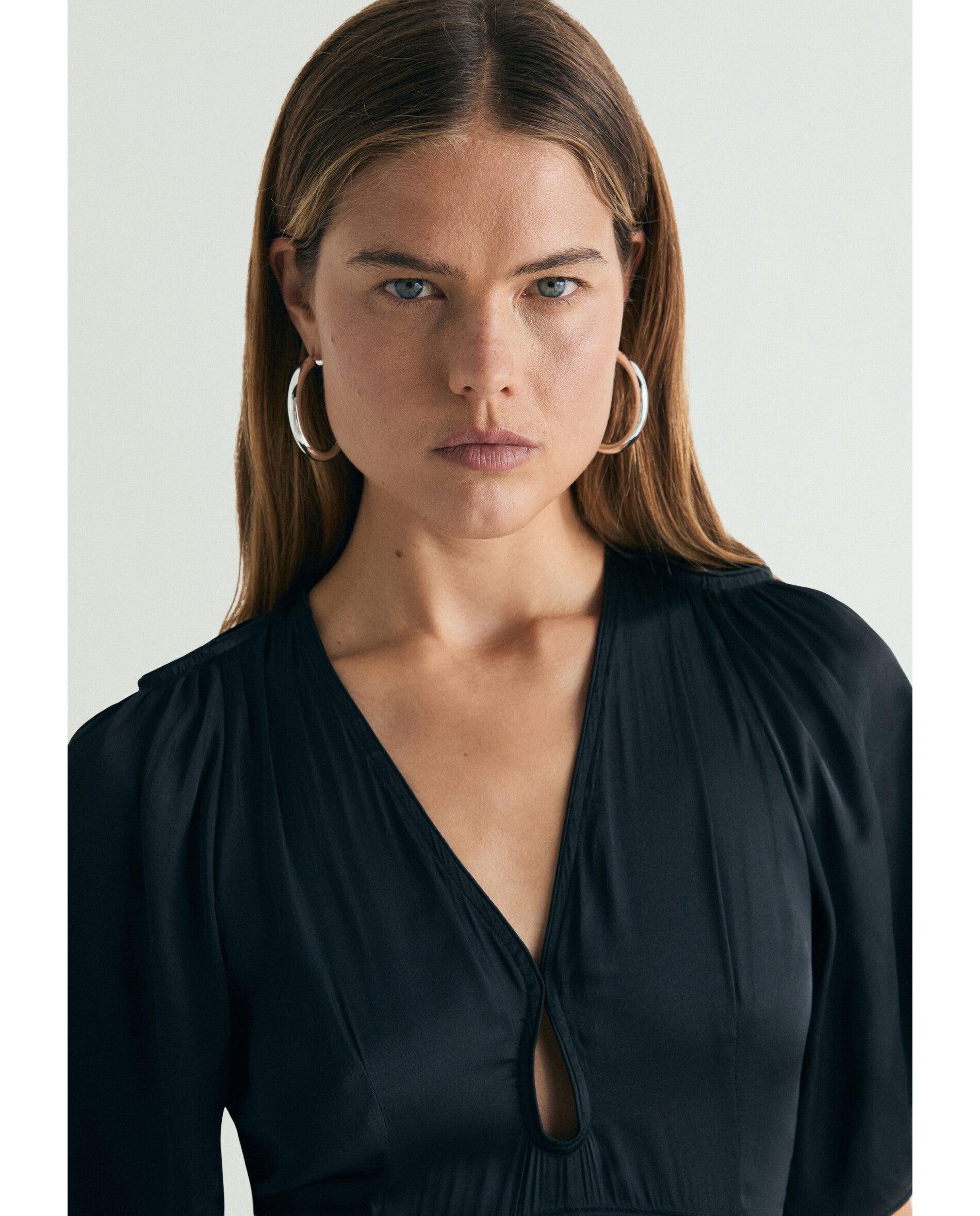 Vestido Midi Cut Out com Decote em V Preto-4