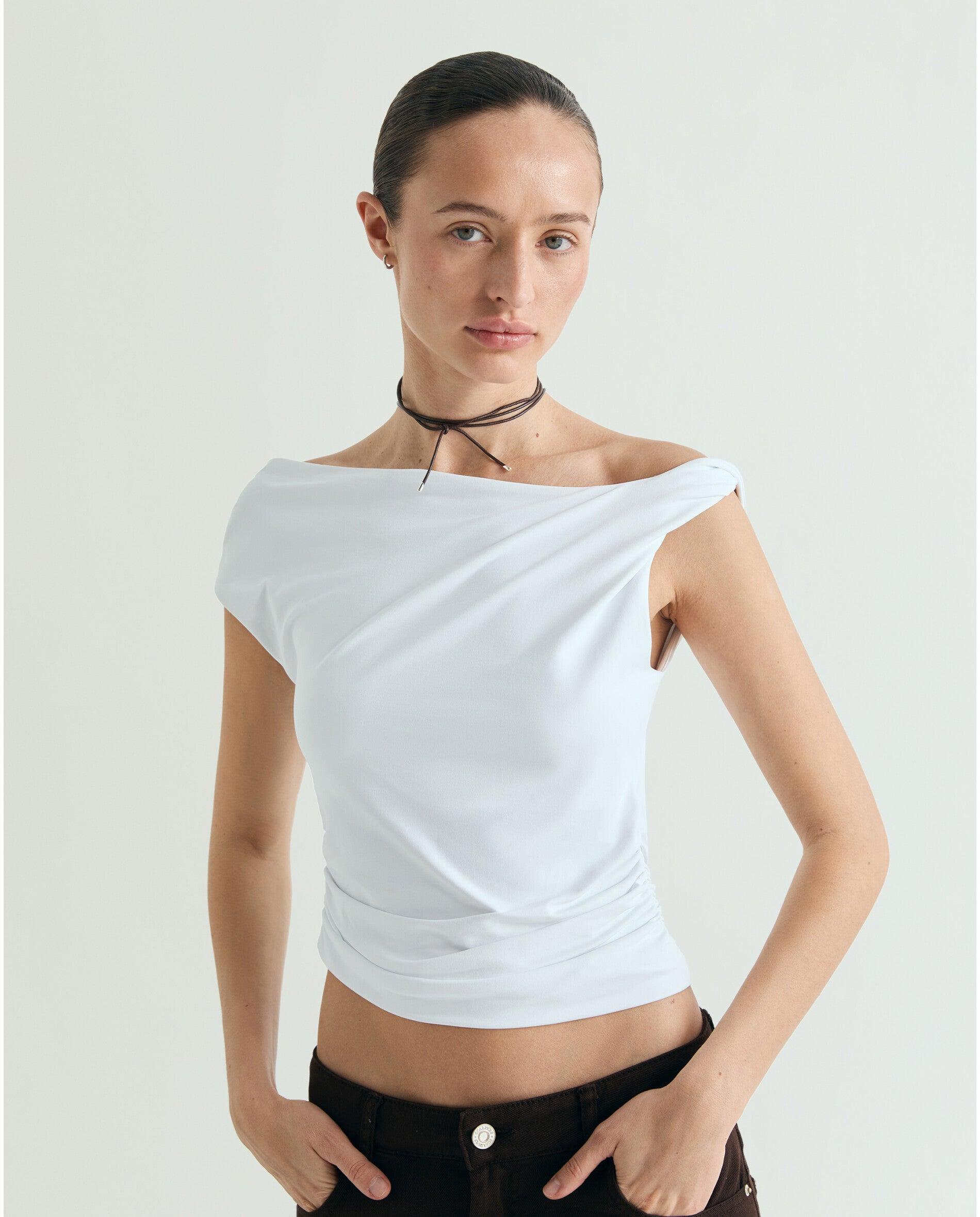 Imagem 0 de T-shirt Slim Fit com Decote Assimétrico