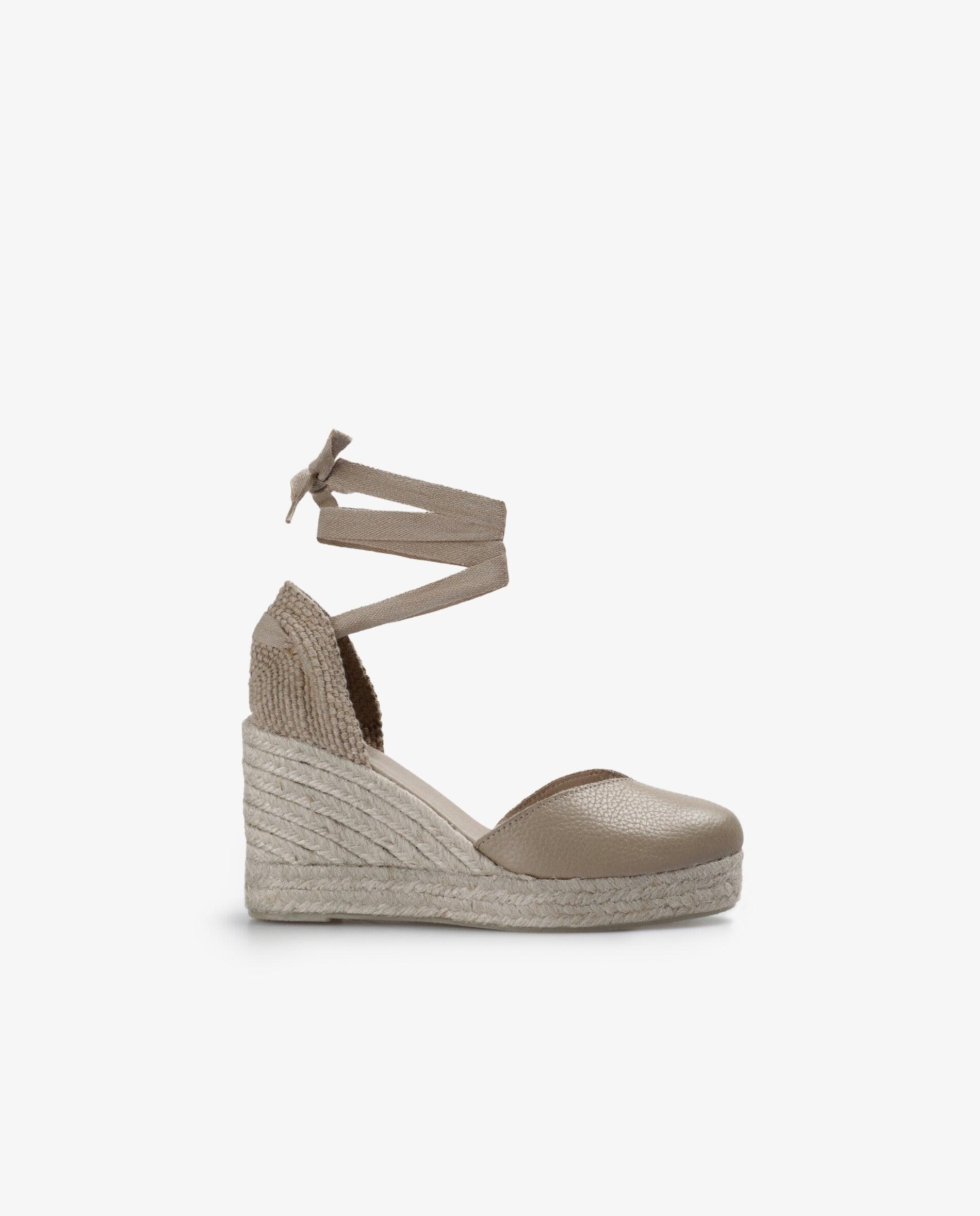 Imagem 0 de Sandálias de Cunha em Pele e Tiras no Tornozelo