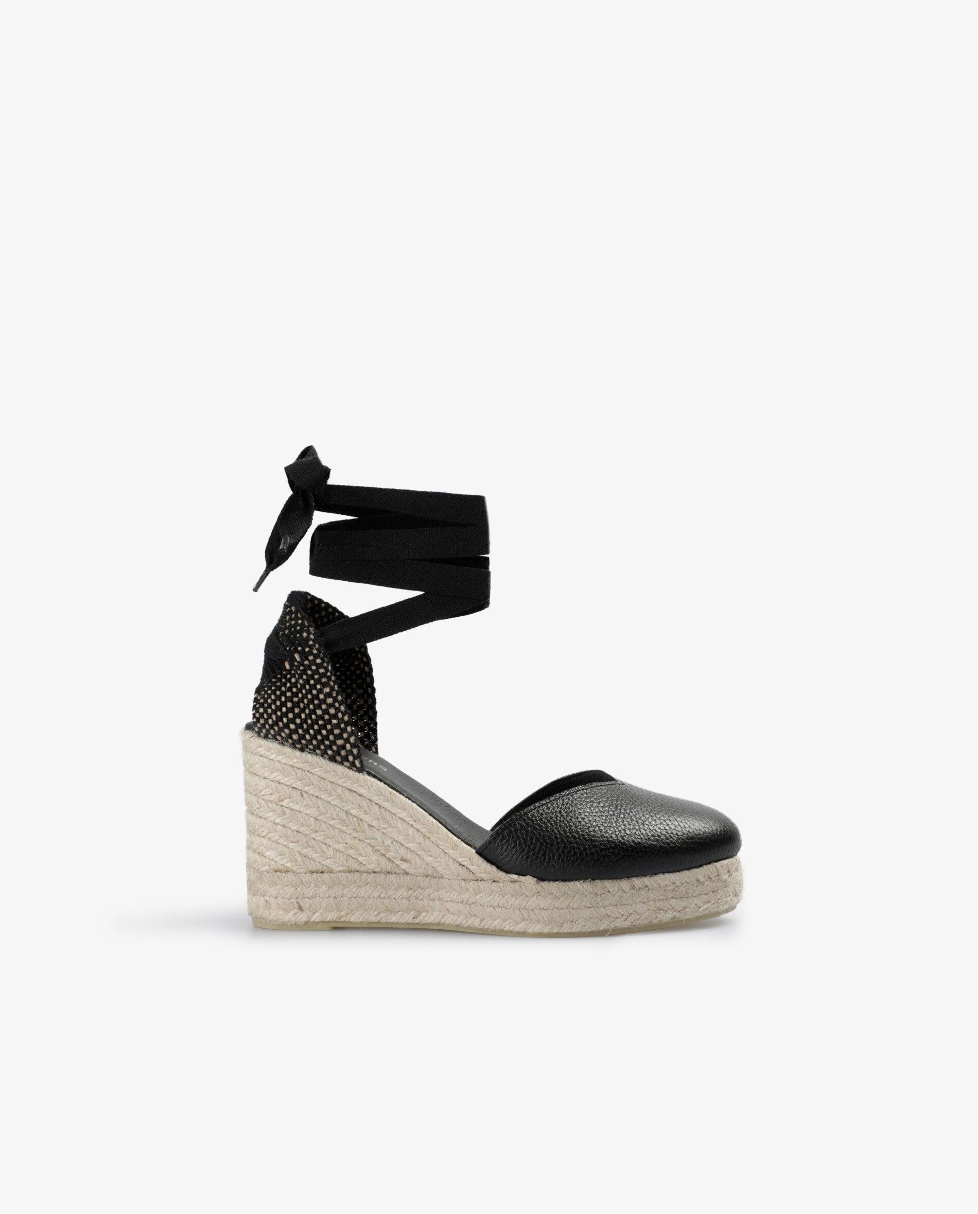 Imagem 0 de Sandálias de Cunha em Pele e Tiras no Tornozelo