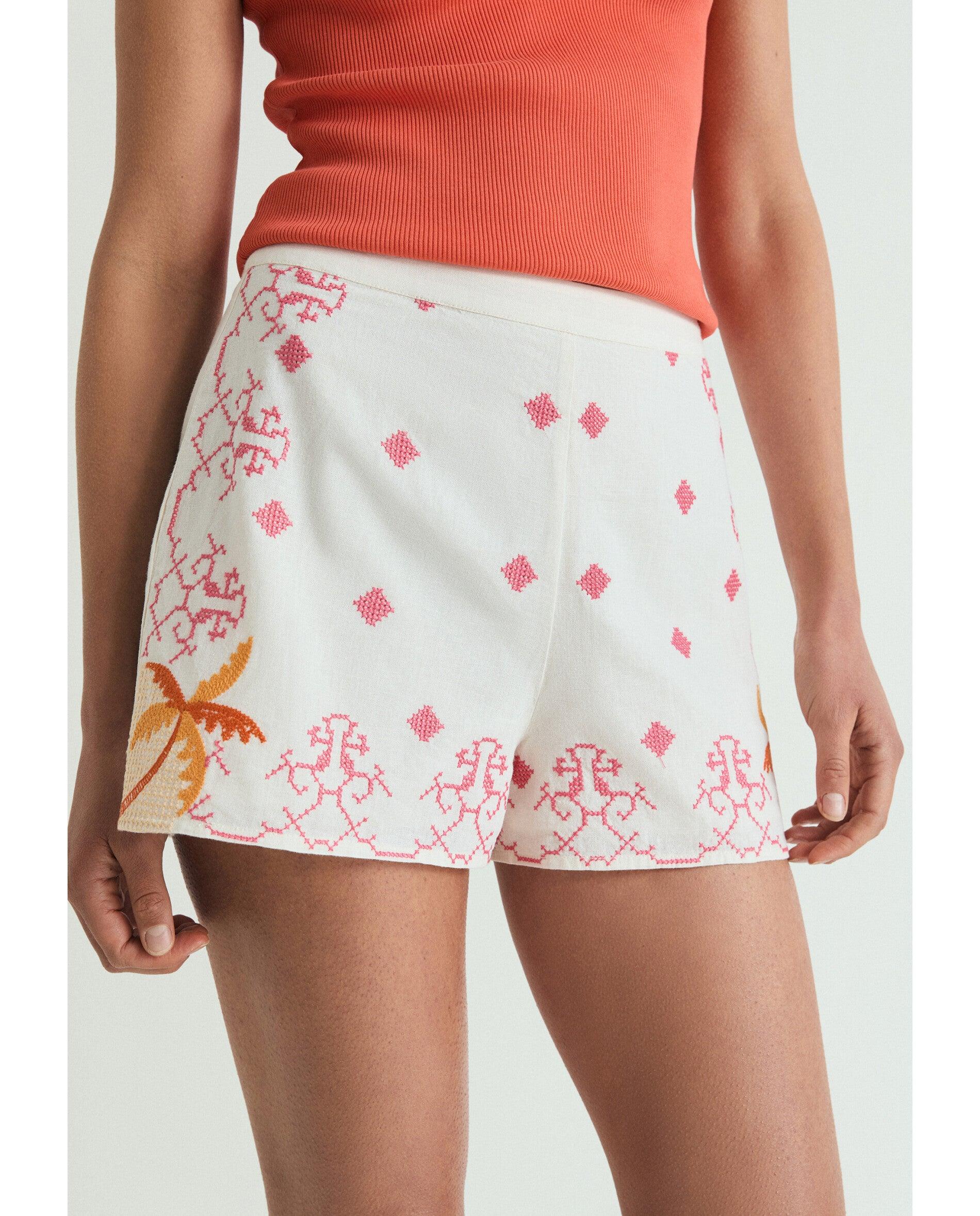 Shorts de Cintura Subida com Detalhes Bordados Cru-4