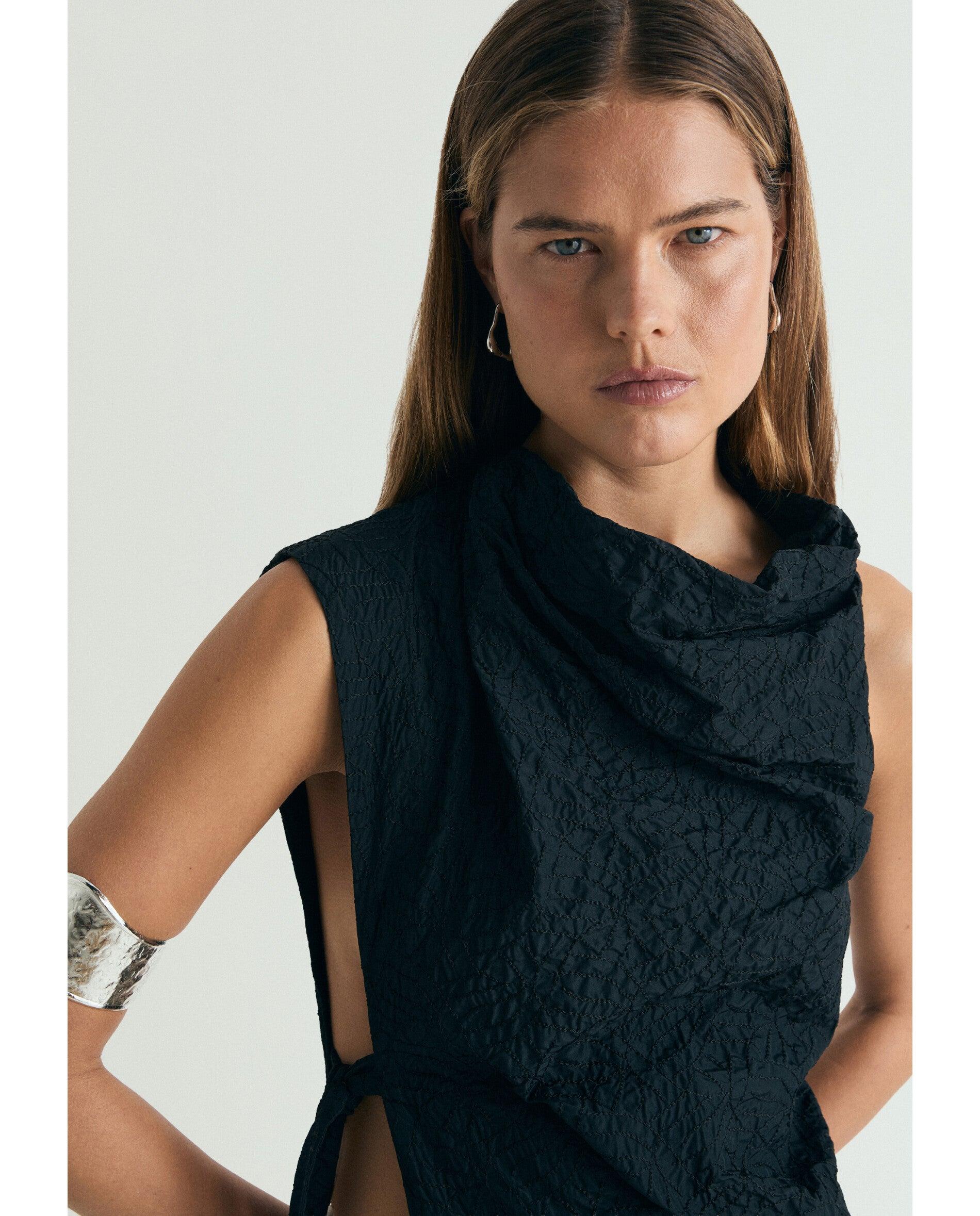 Top com Gola Drapeada e Bainha Assimétrica Preto-4