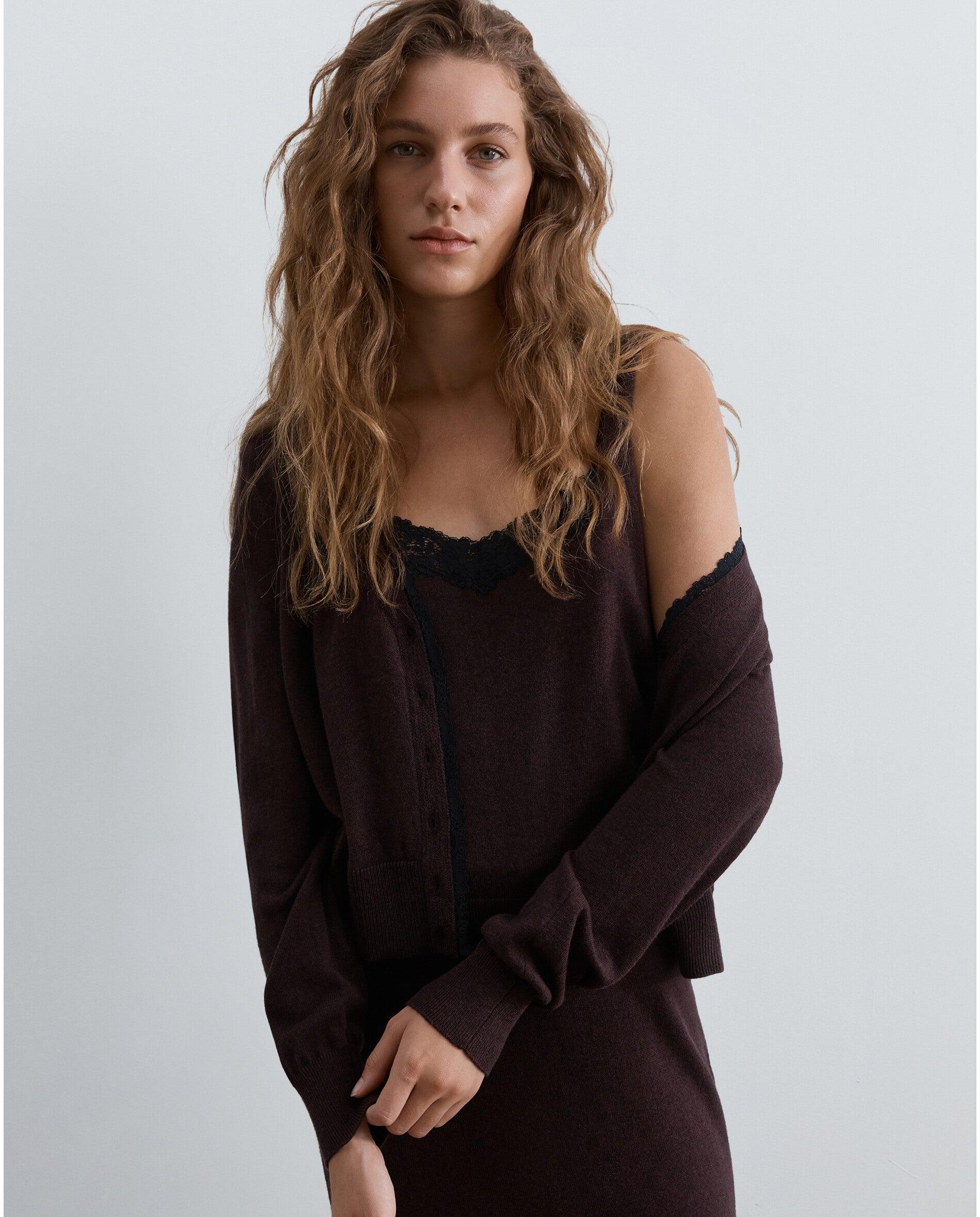 Imagem 0 de Cardigan com Decote em V e Detalhe de Renda