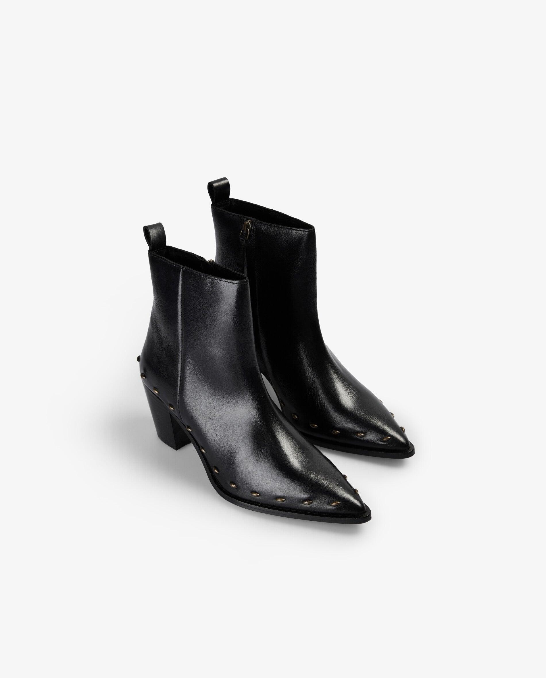 Botins Básicos de Pele com Tachas Preto-2