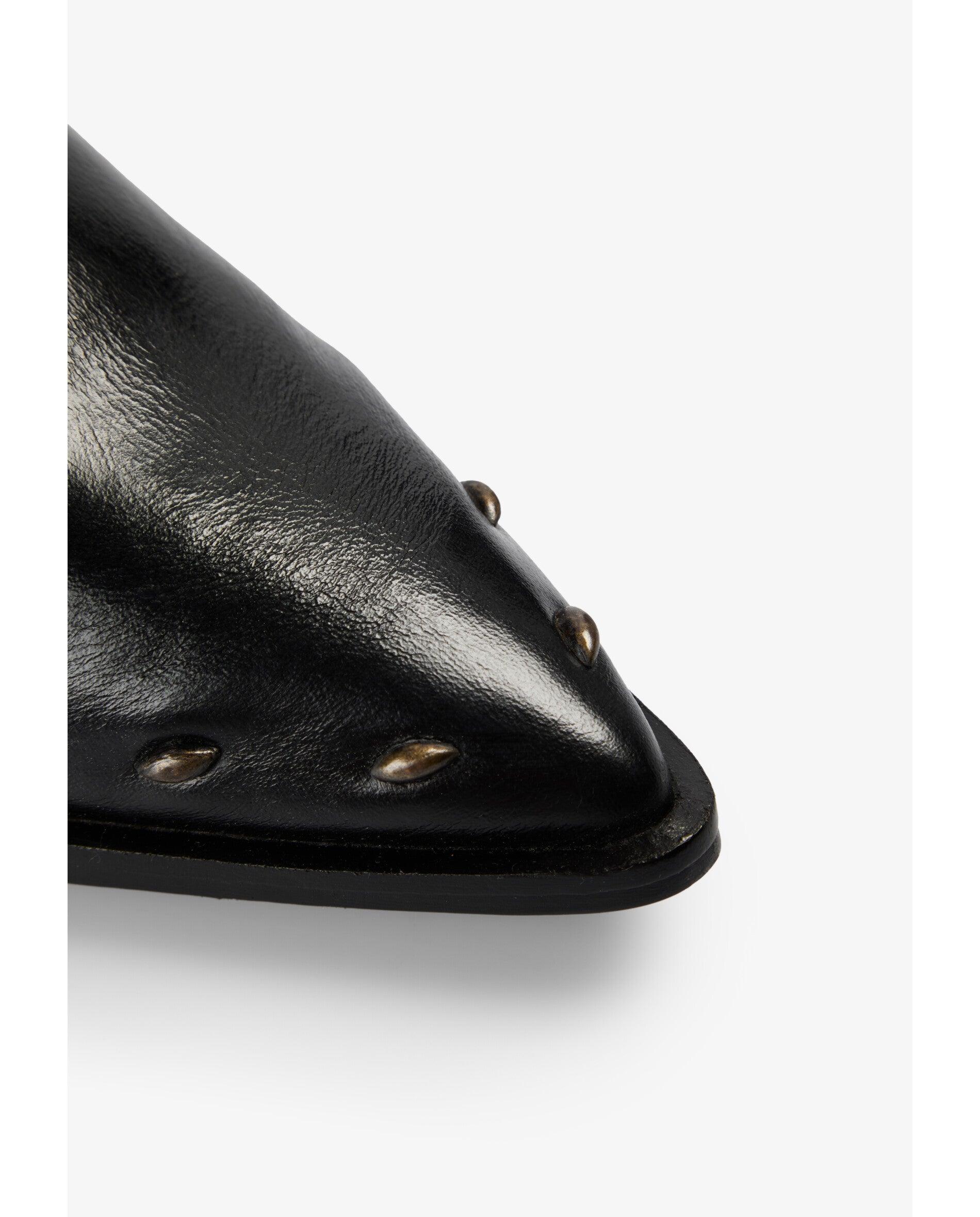 Botins Básicos de Pele com Tachas Preto-5