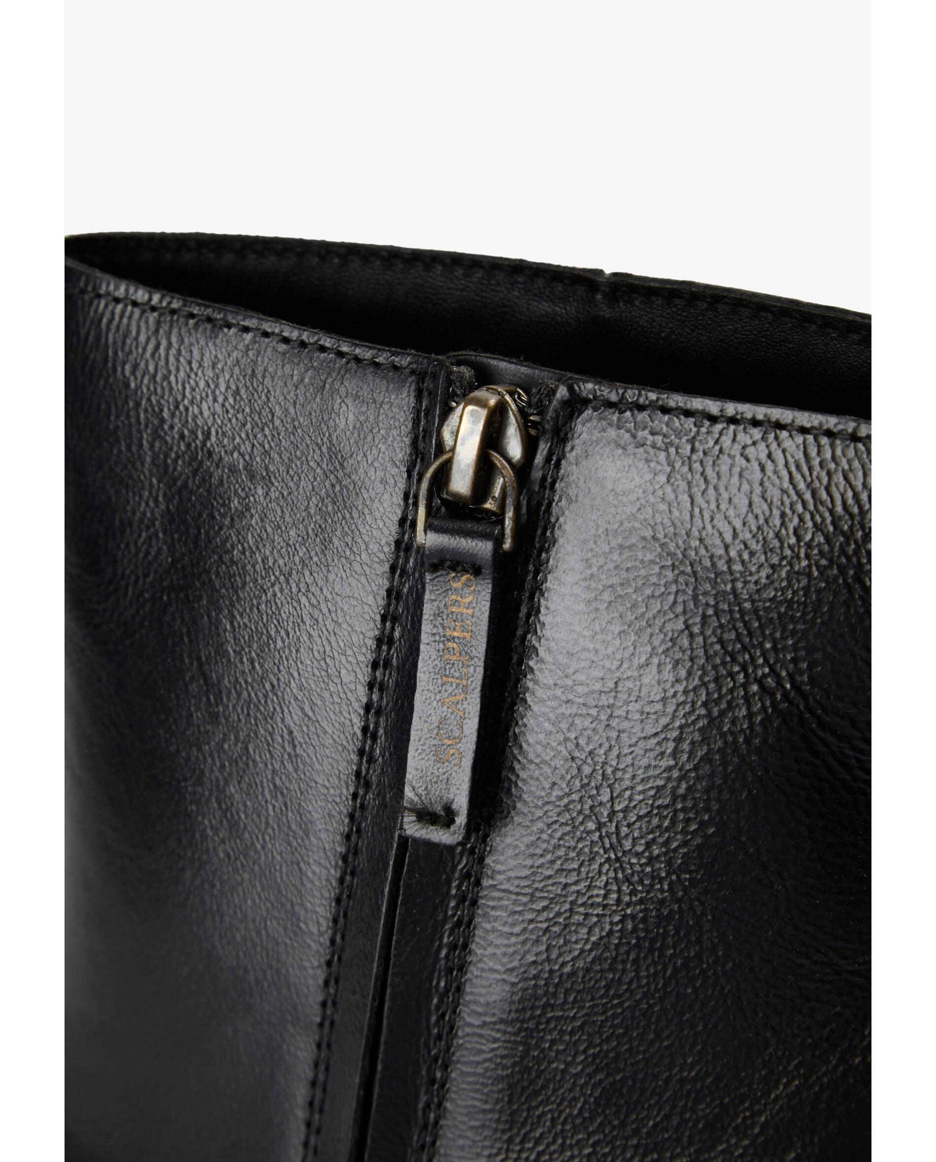 Botins Básicos de Pele com Tachas Preto-6