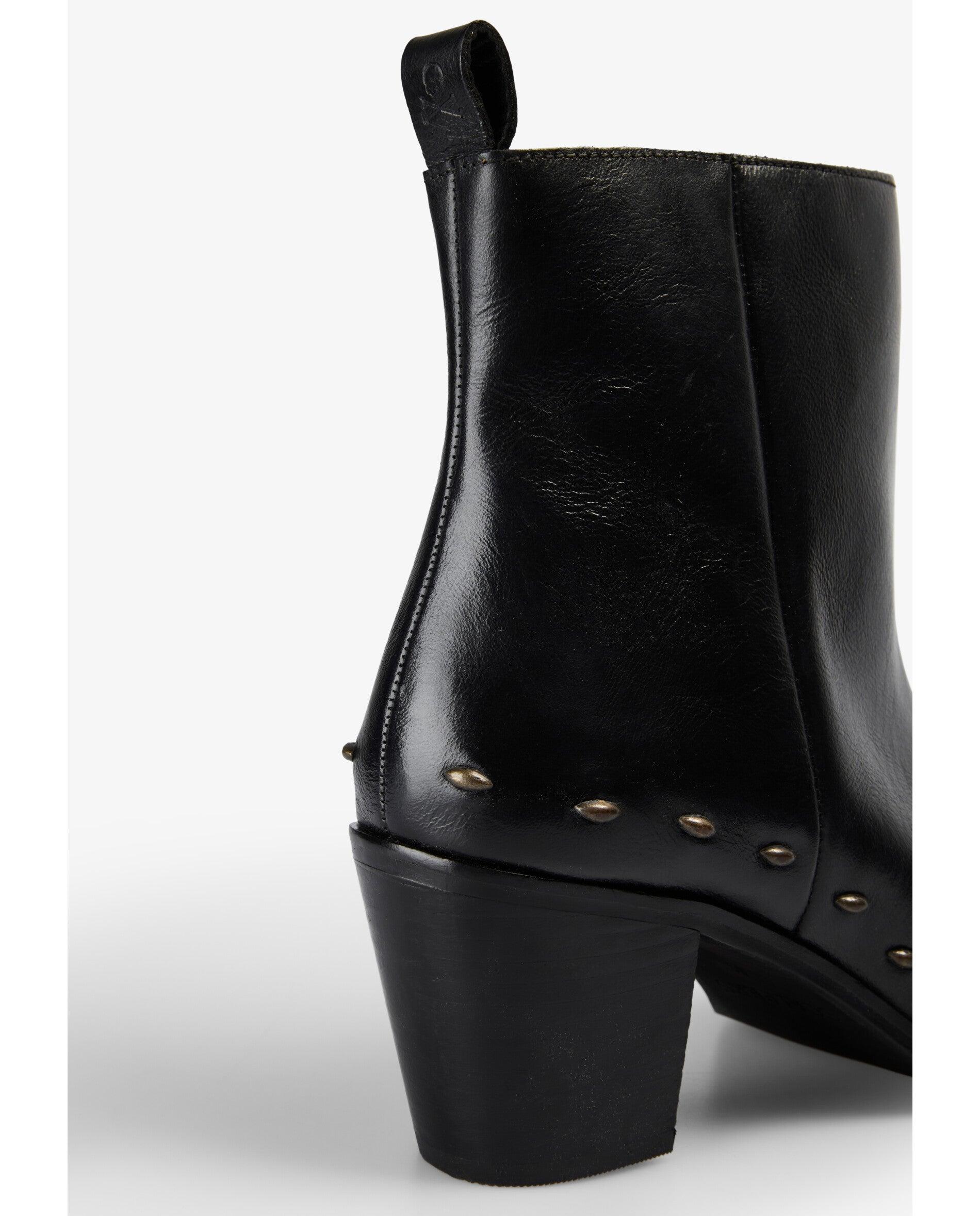 Botins Básicos de Pele com Tachas Preto-7
