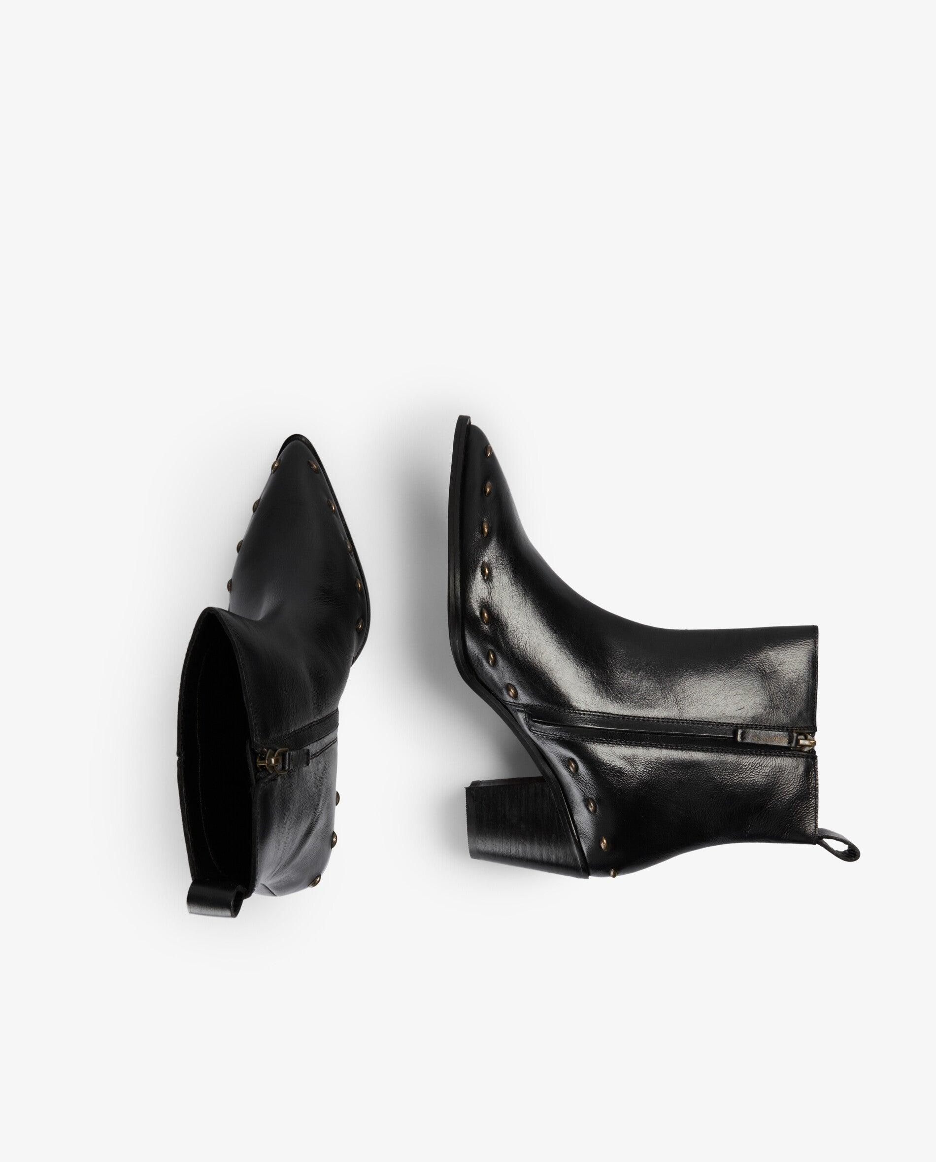 Botins Básicos de Pele com Tachas Preto-8