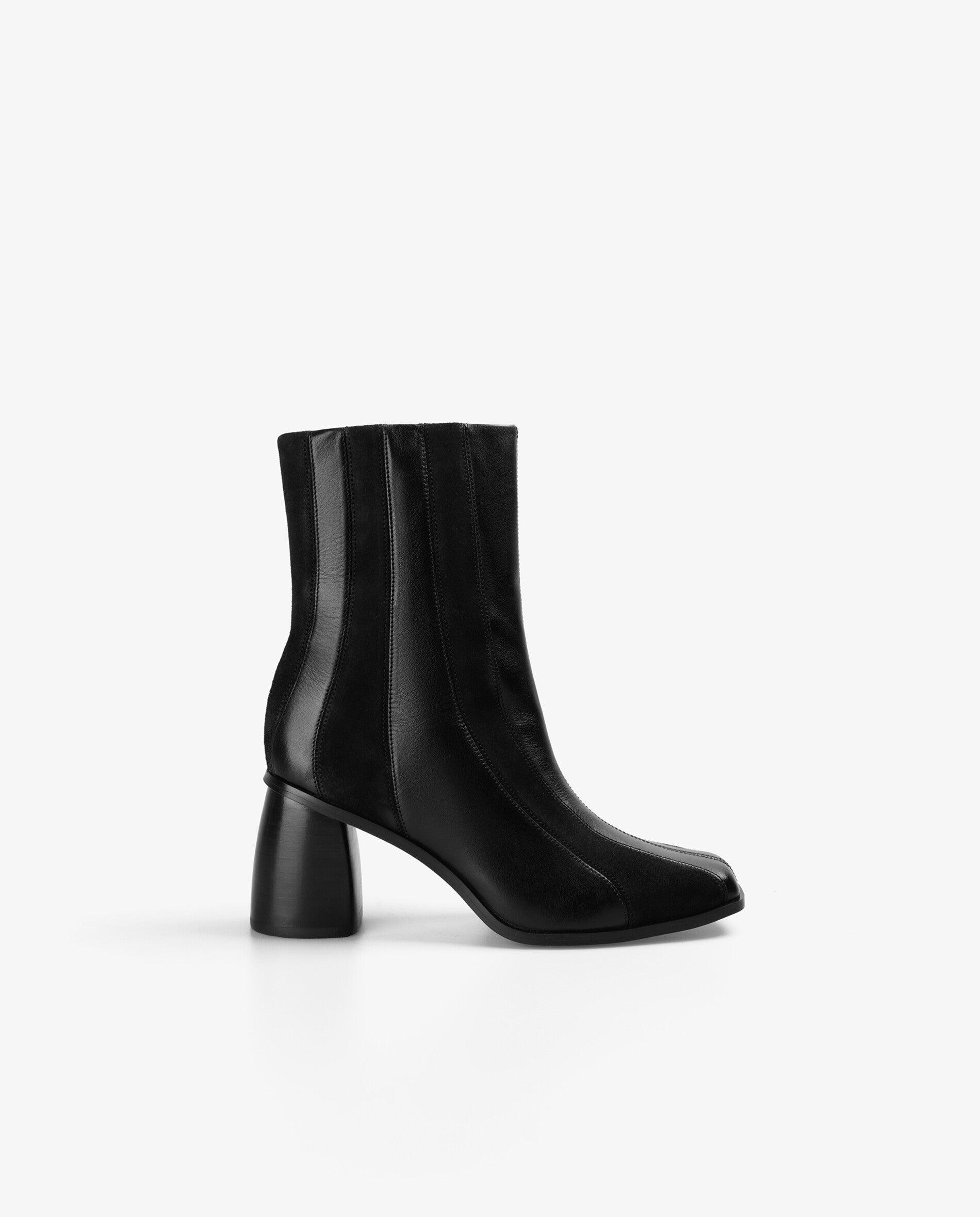 Imagem 0 de Botas Básicas de Pele com Tecido Às Riscas