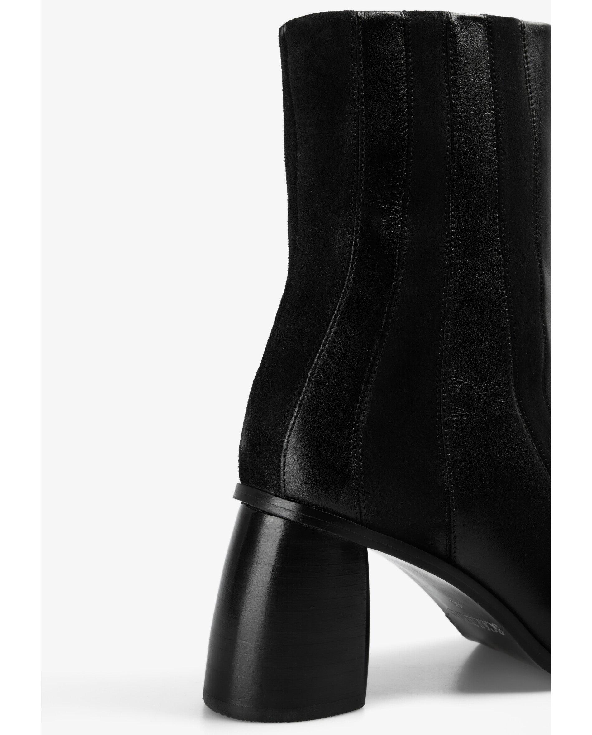 Botas Básicas de Pele com Tecido Às Riscas Preto-7