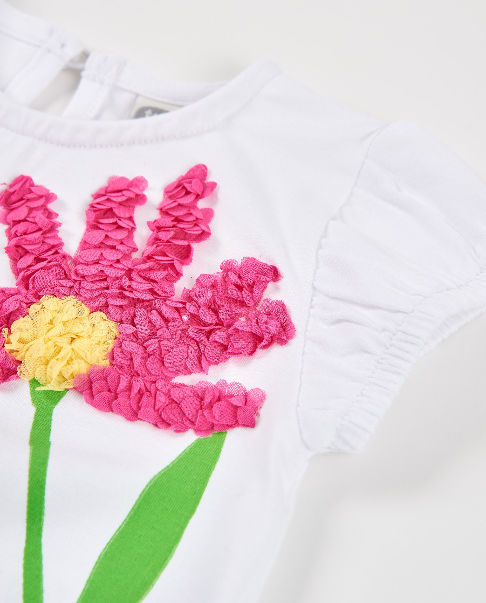 T-shirt Infantil de Malha e Flor em Relevo Branco-3