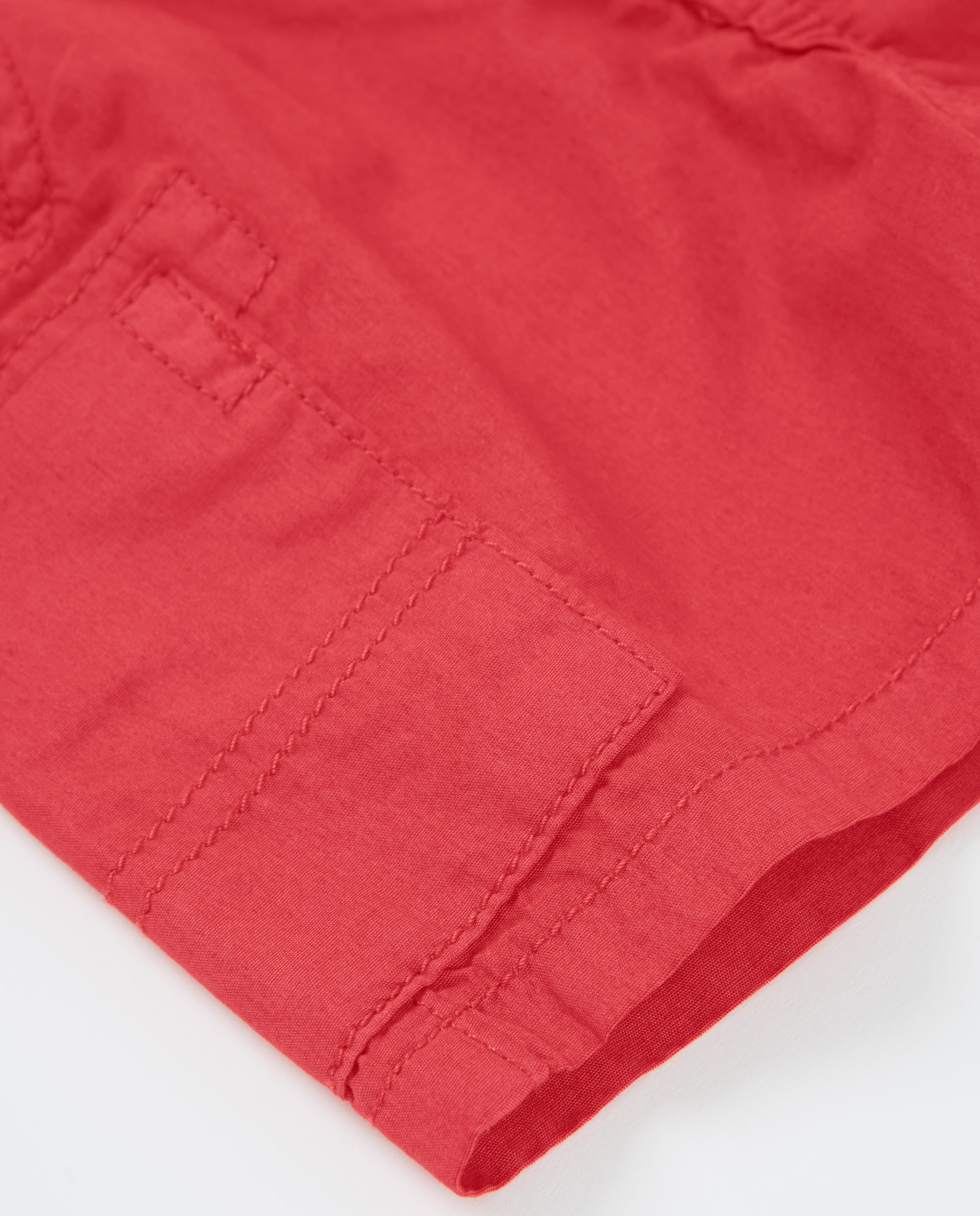 Bermuda de Plana com Bolsos Cargo Vermelho-4