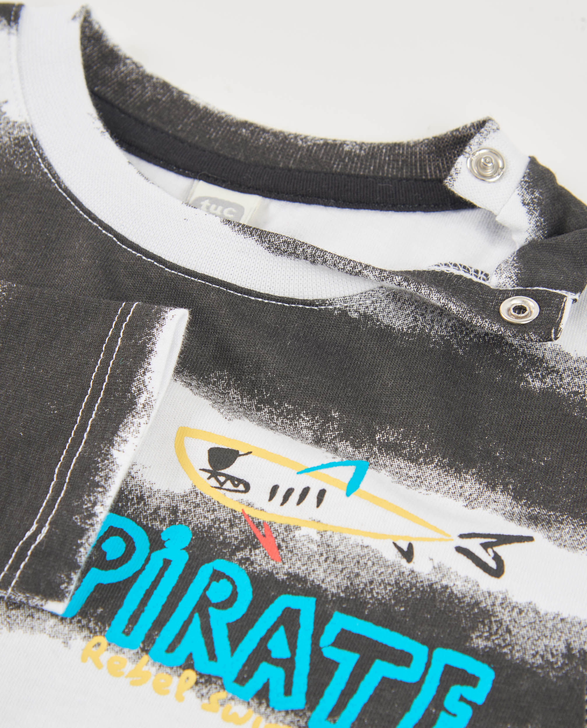 T-shirt Infantil de Malha com Motivo Pirata Preto-3