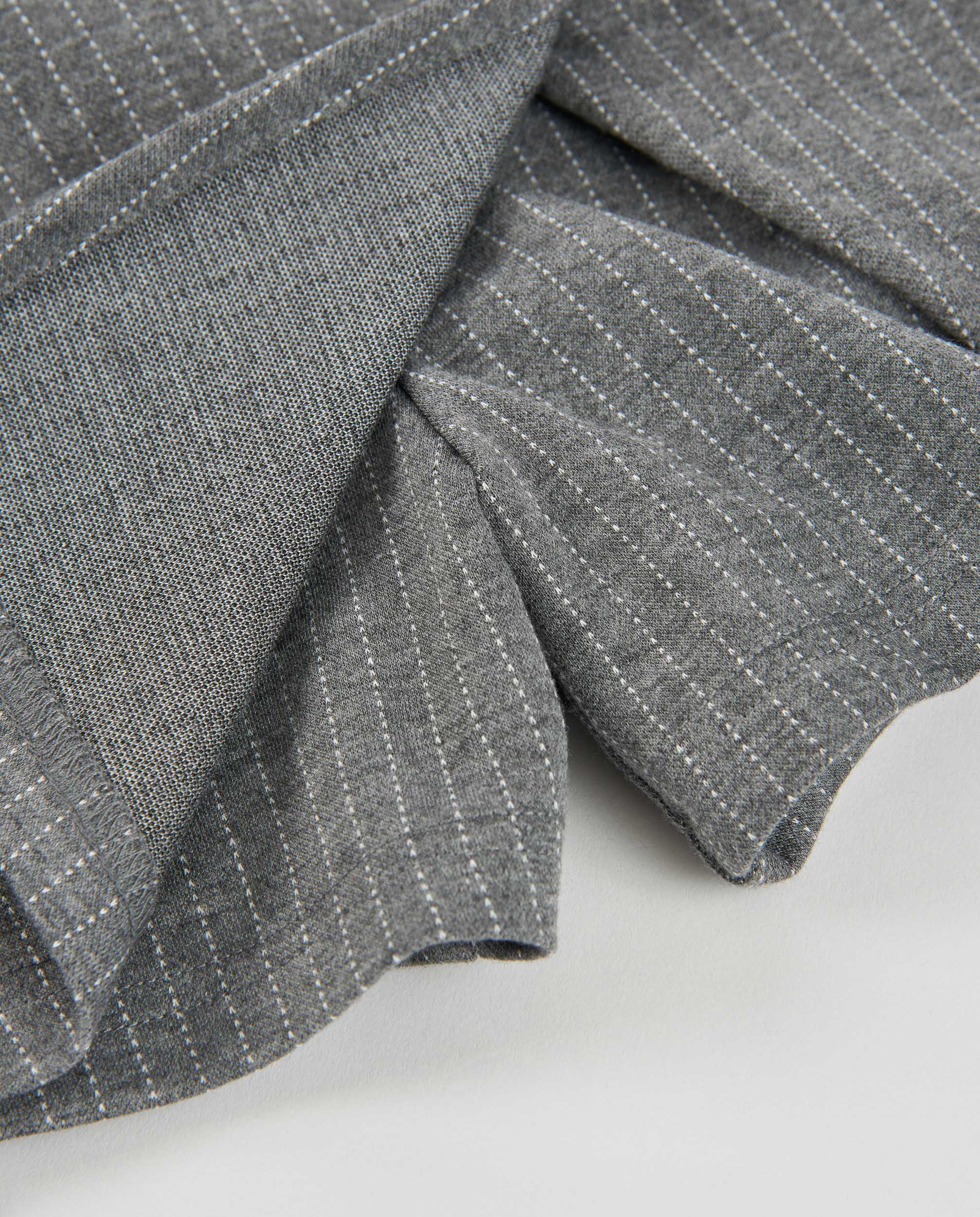 Saia-calça Infantil de Malha com Corte Plissado e Riscas Cinzento-5