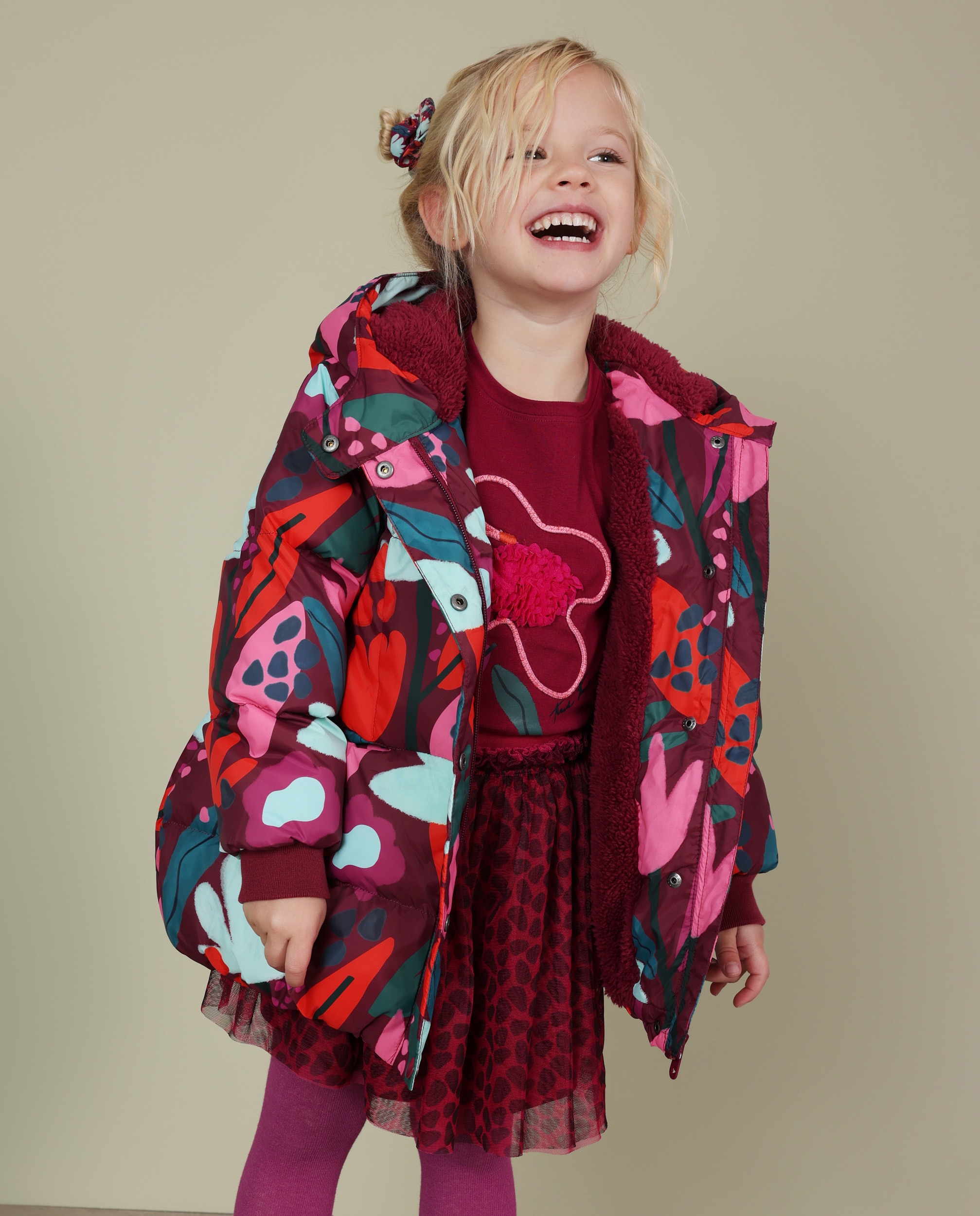 Imagem 0 de Sobretudo Infantil Acolchoado com Estampado Floral e Cores Vivas
