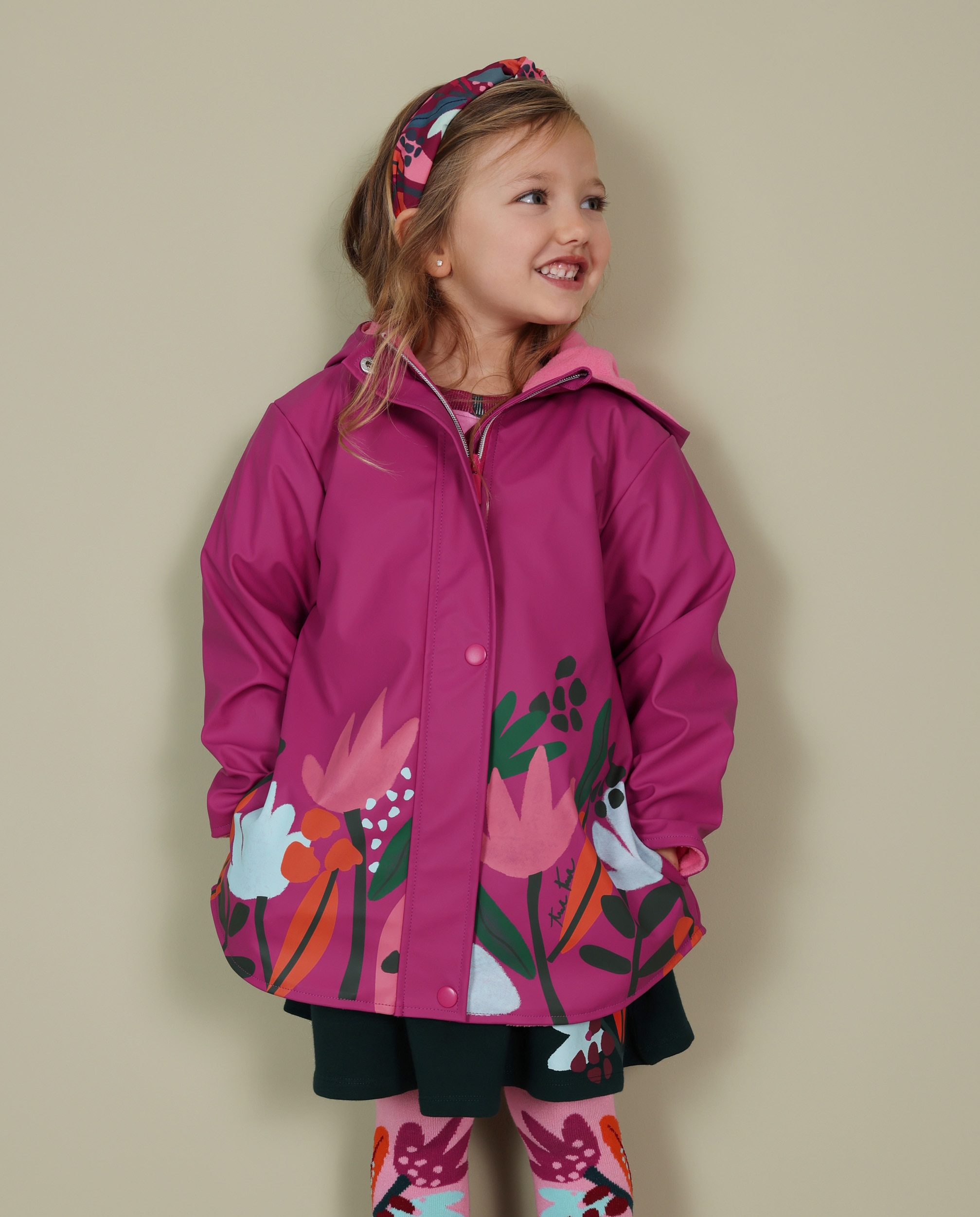 Imagem 0 de Impermeável Infantil com Estampado Floral e Acabamento Resistente
