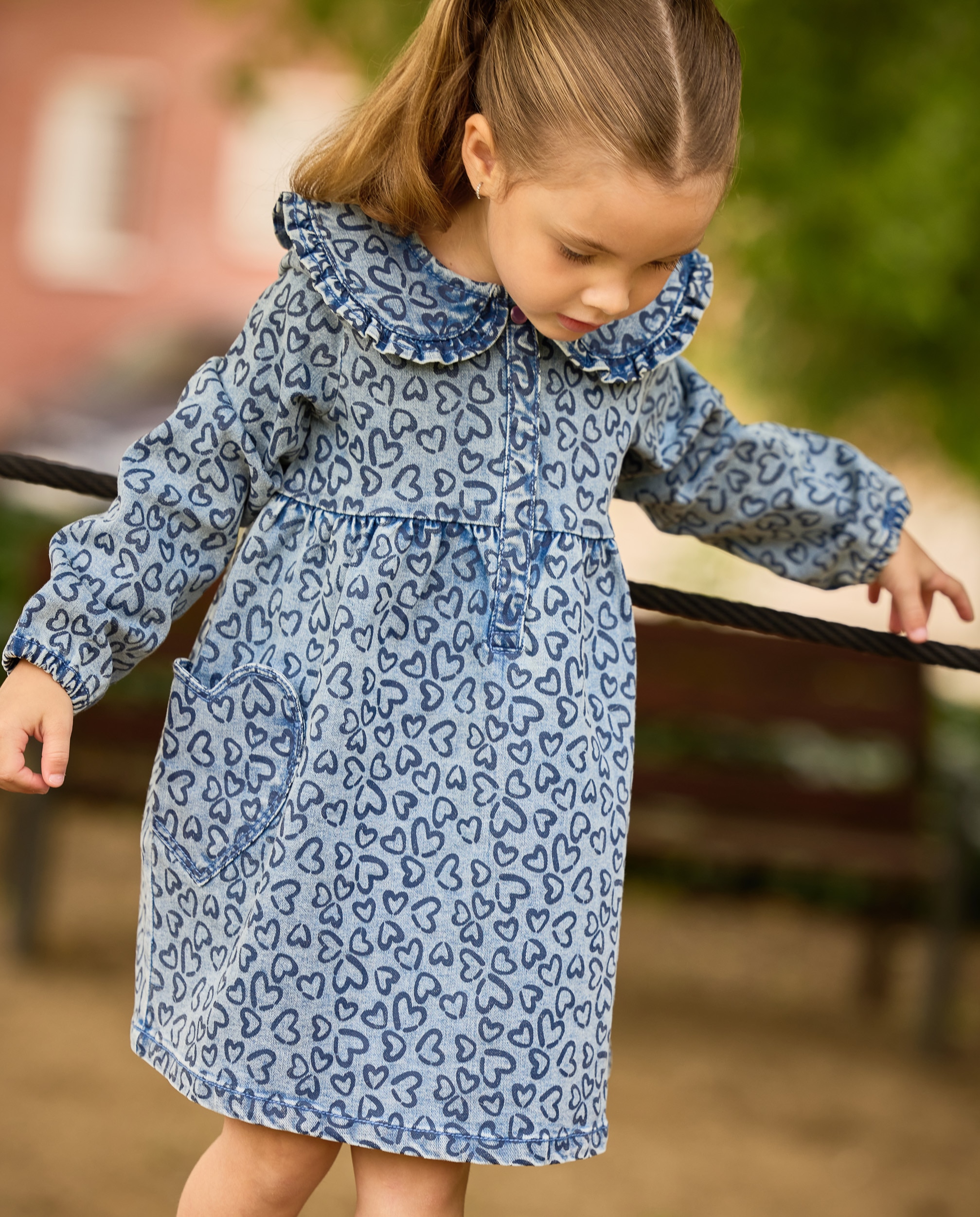Imagem 0 de Vestido Infantil em Denim com Estampado de Corações e Tecido Suave