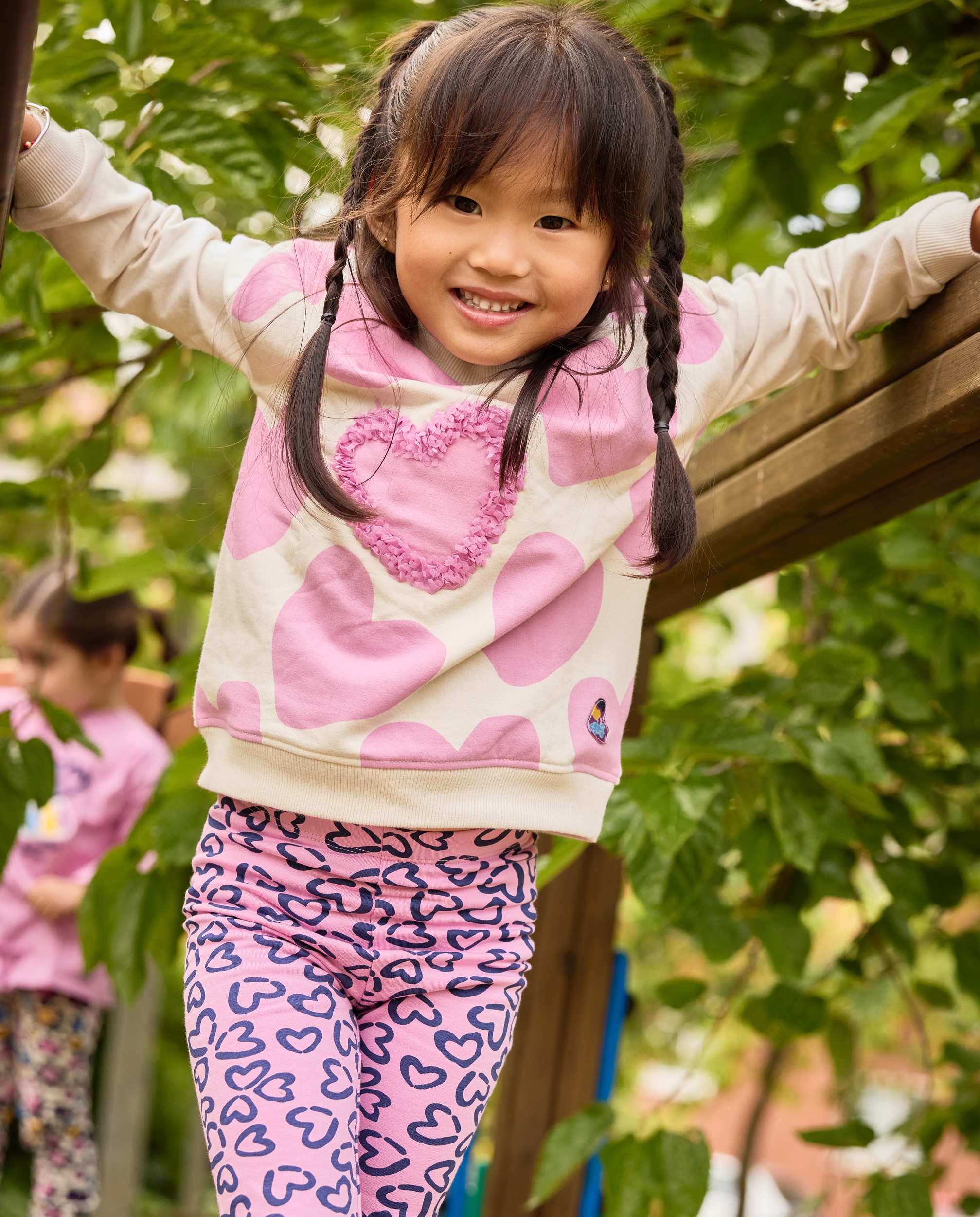 Imagem 0 de Conjunto Infantil de Felpa com Sweatshirt de Corações e Leggings em Conjunto