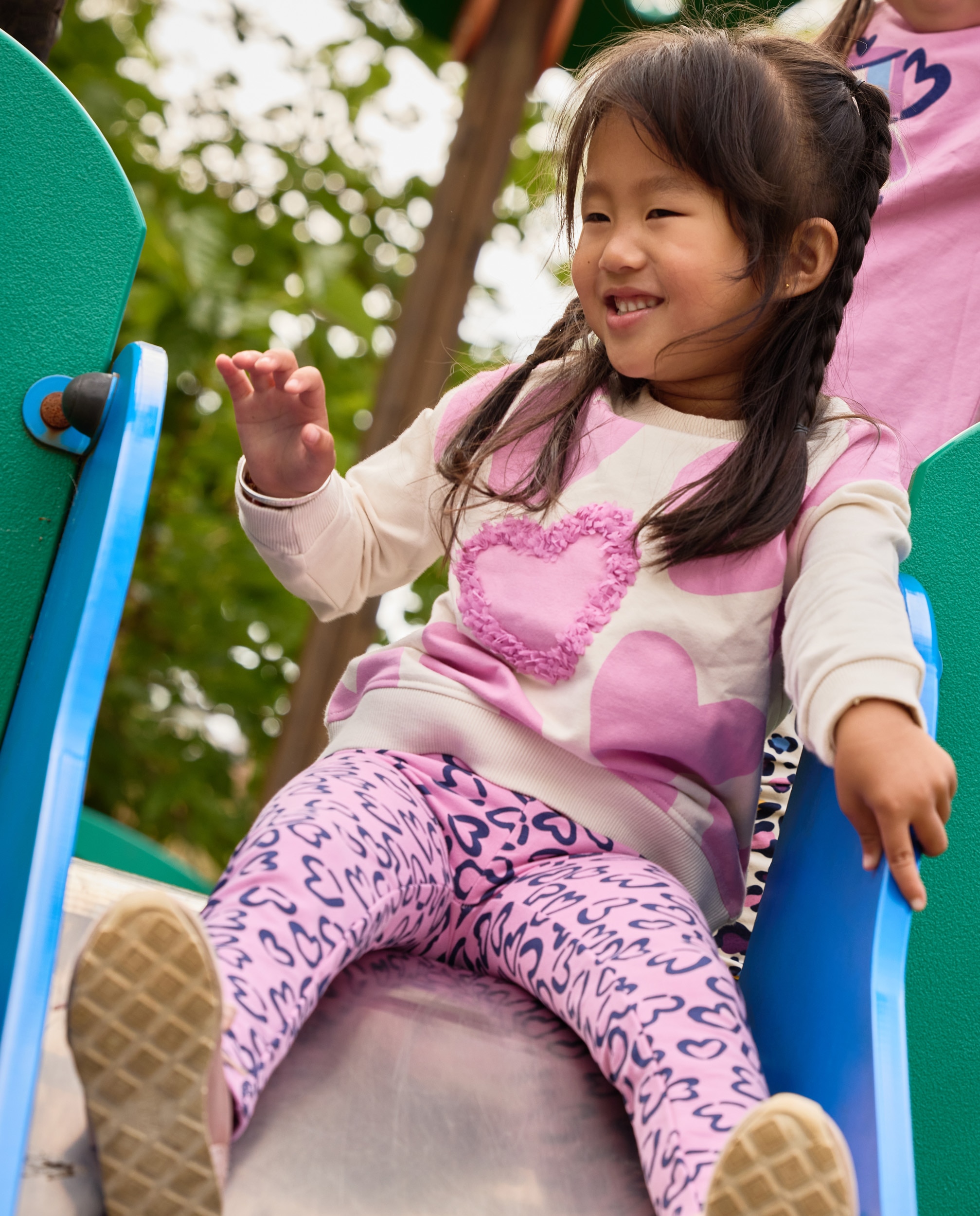 Imagem 0 de Leggings Infantil de Felpa com Design de Corações e Detalhes em Contraste