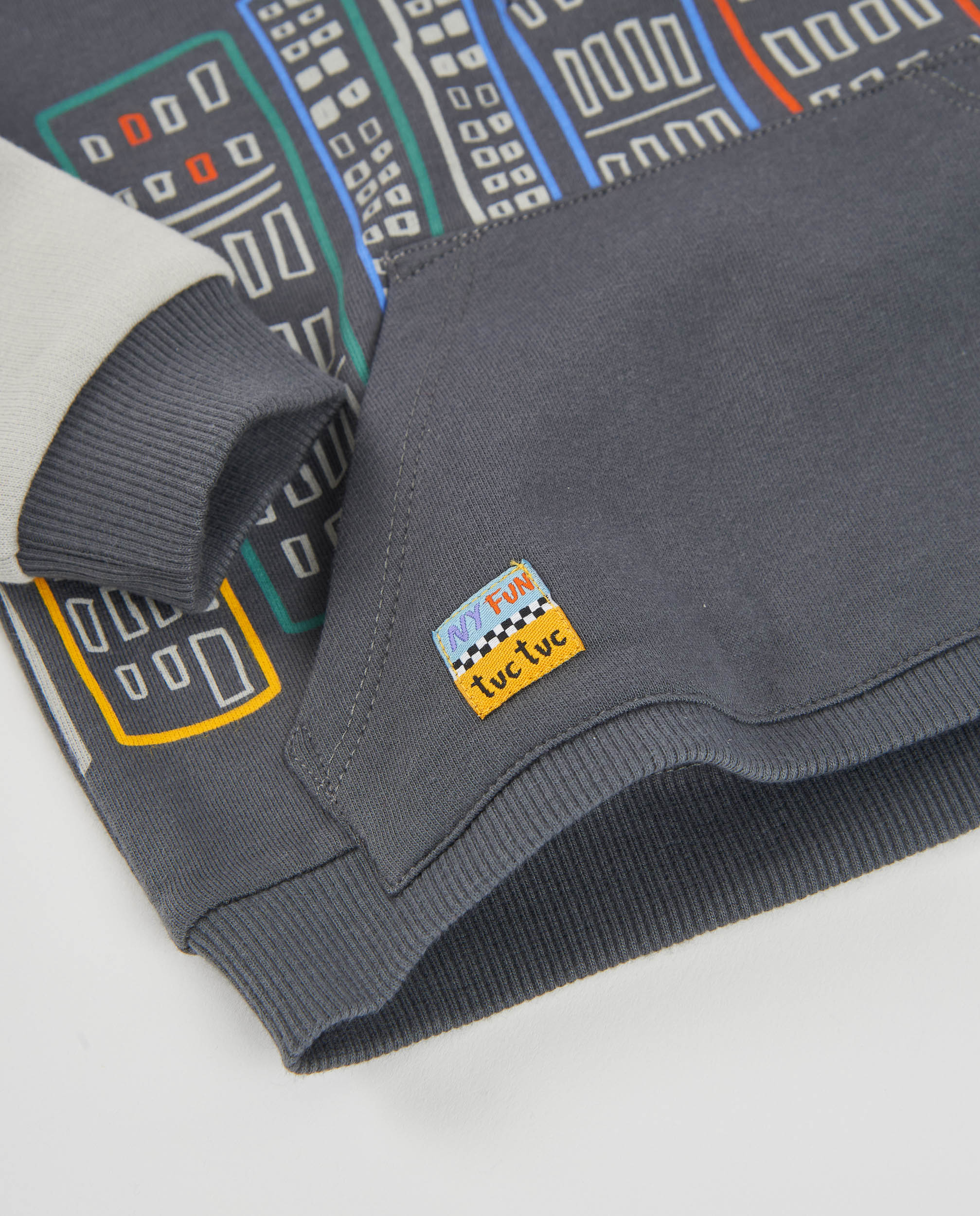 Sweatshirt Infantil de Felpa com Capuz e Estampado Urbano Cinzento-4