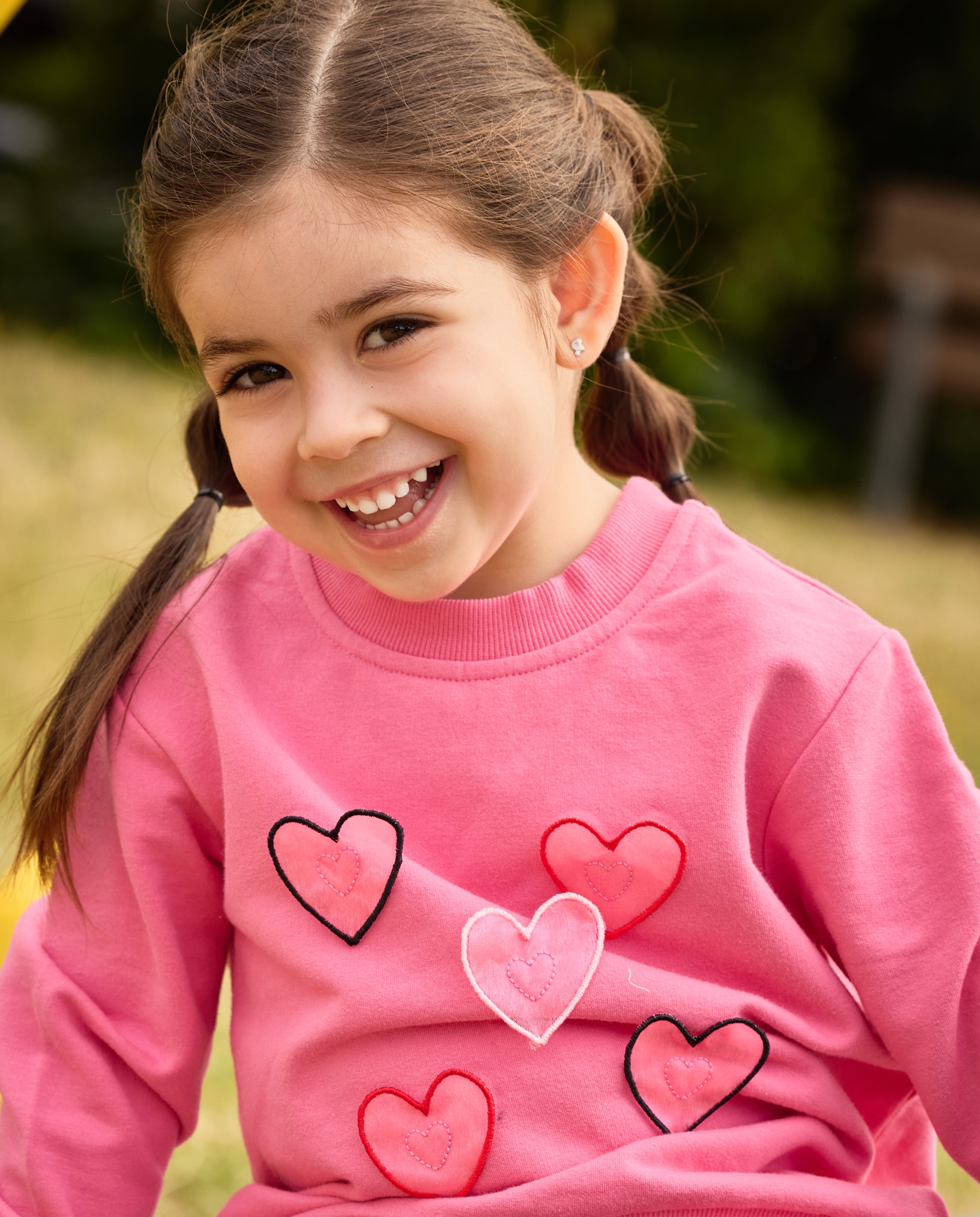 Imagem 0 de Sweatshirt Infantil de Felpa com Corações Bordados e Tecido Quente