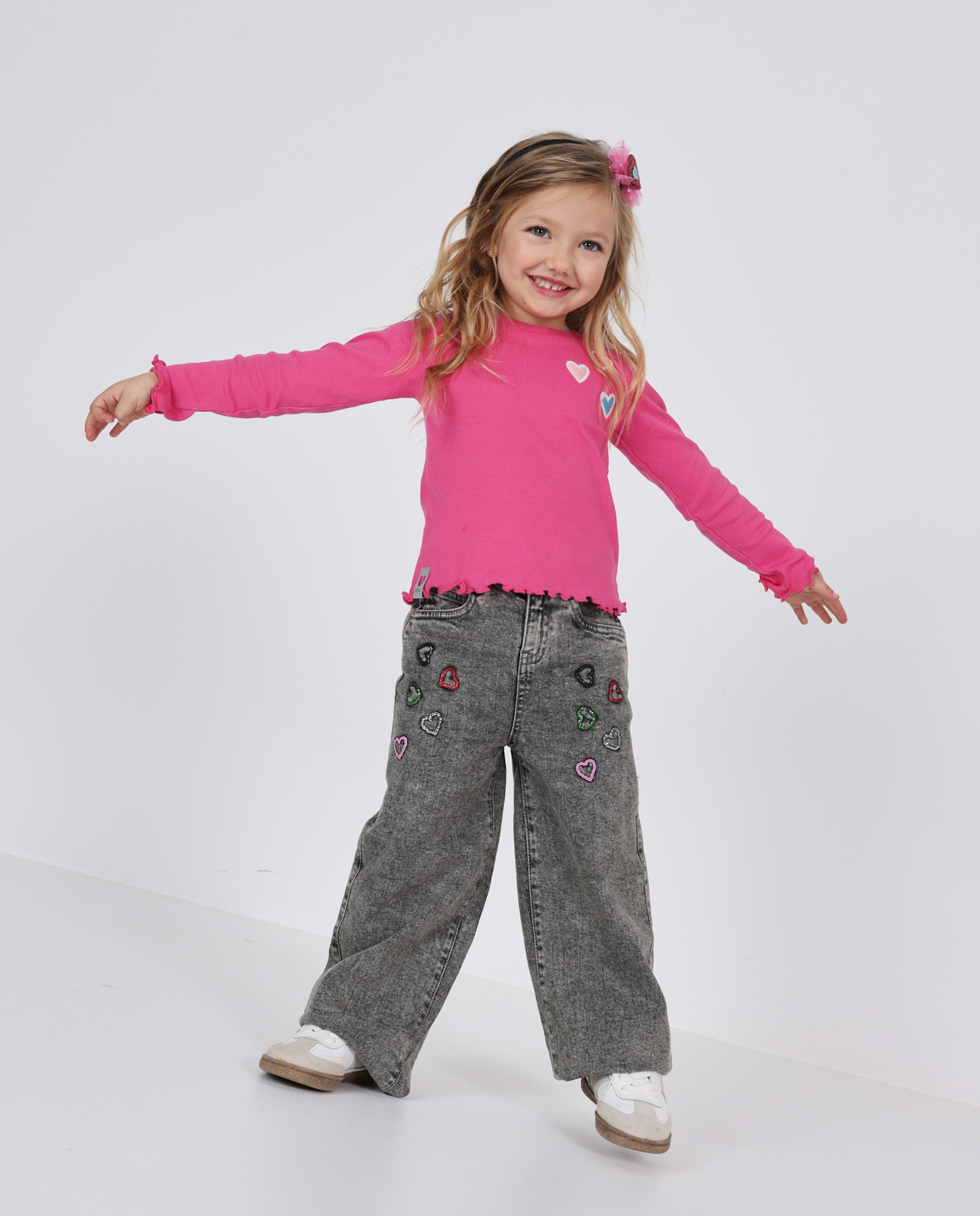 Imagem 0 de Jeans Infantil com Bordados de Corações e Acabamento Lavado