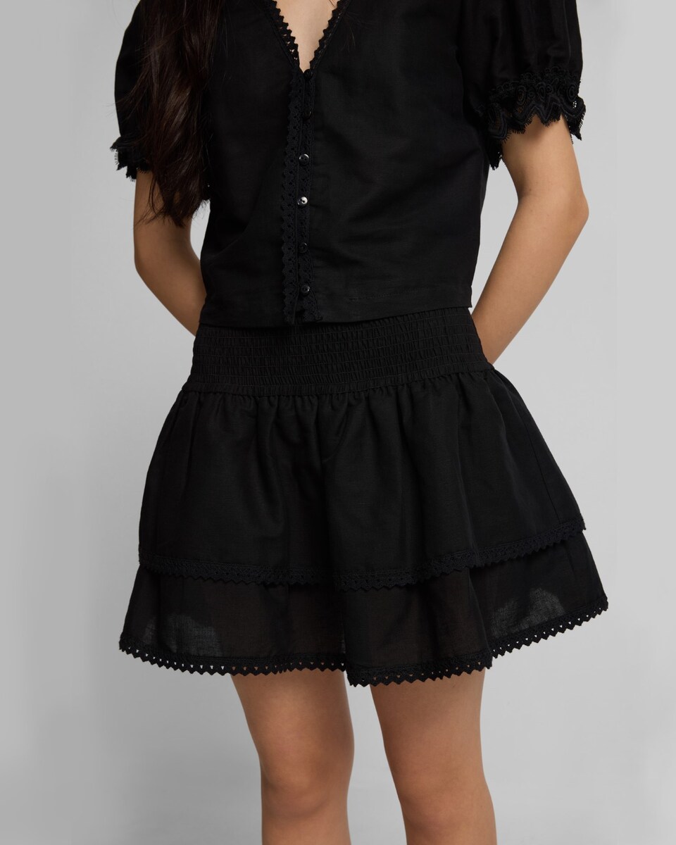 Saia Mini com Folhos e Renda em Preto Preto-3