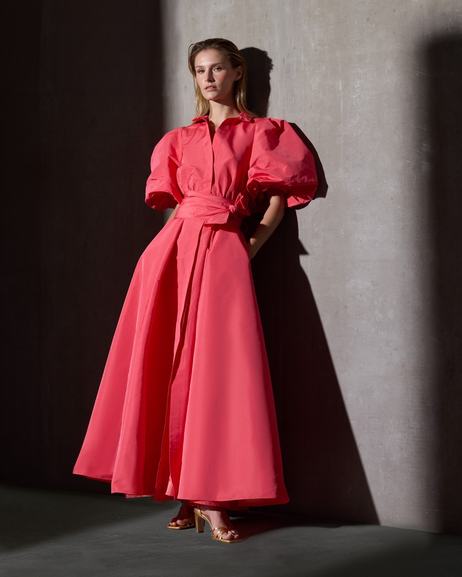 Imagem 0 de Vestido Caprile X Silbon Tipo Camisa em Tafetá em Vermelho