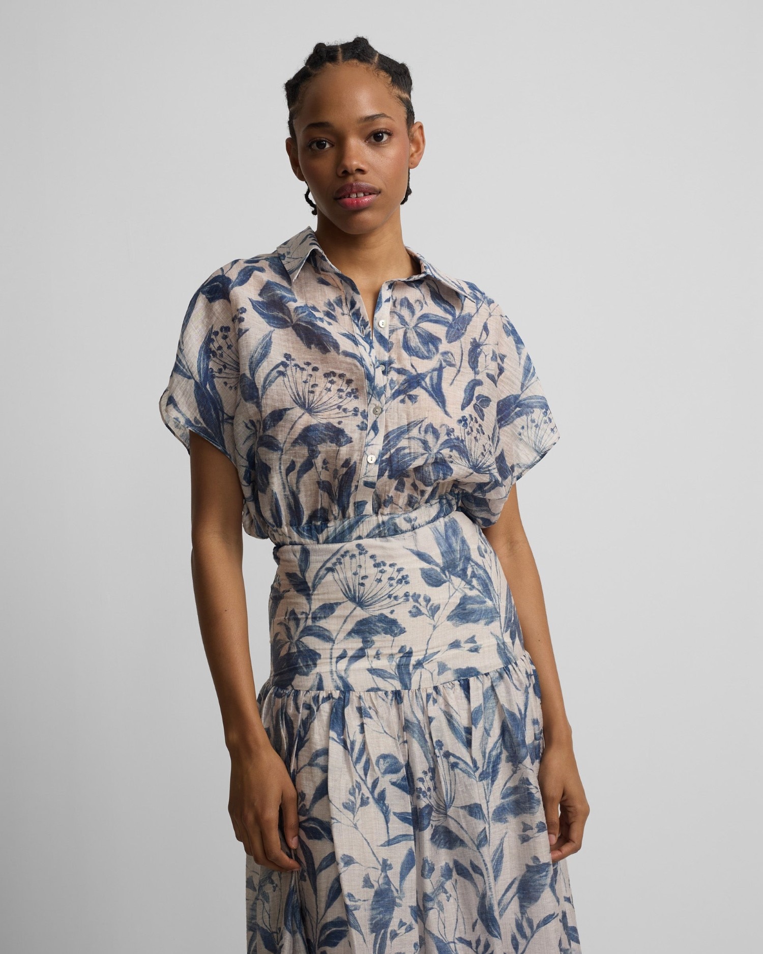 Imagem 0 de Blusa Curta com Estampado de Flores em Azul