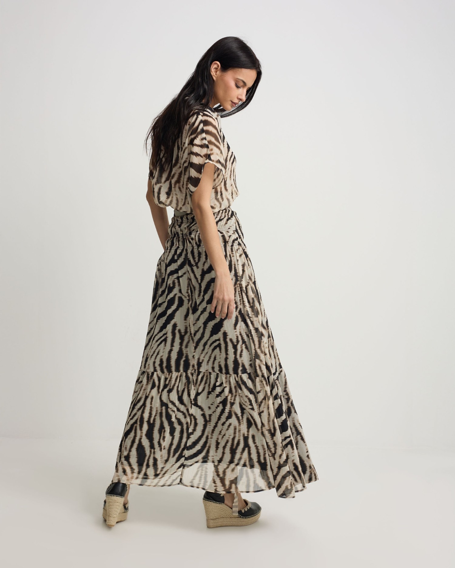 Saia Comprida com Estampado Animal Print em Preto Preto-2