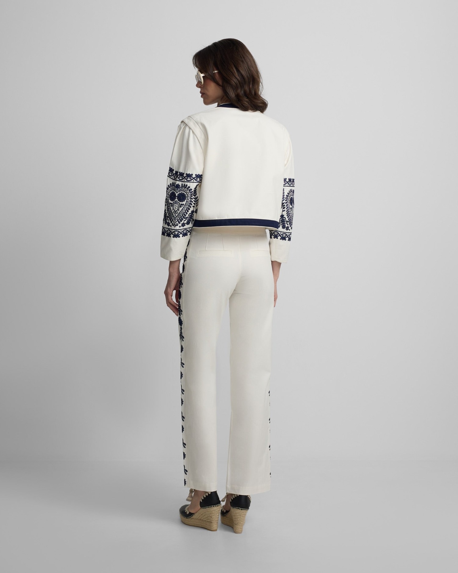 Calças com Corte a Direito com Detalhes Bordados em Branco Branco-2